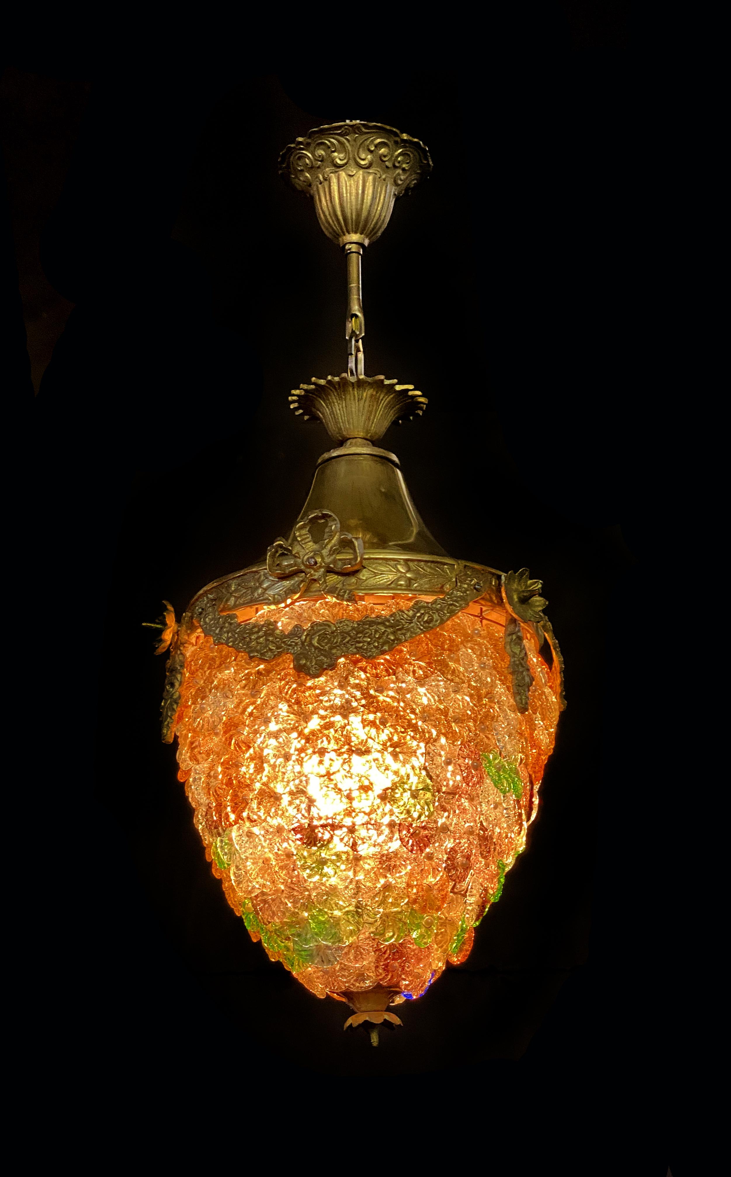 XX secolo Elegante lampadario a sospensione con fiori in vetro, Murano, anni '50 in vendita