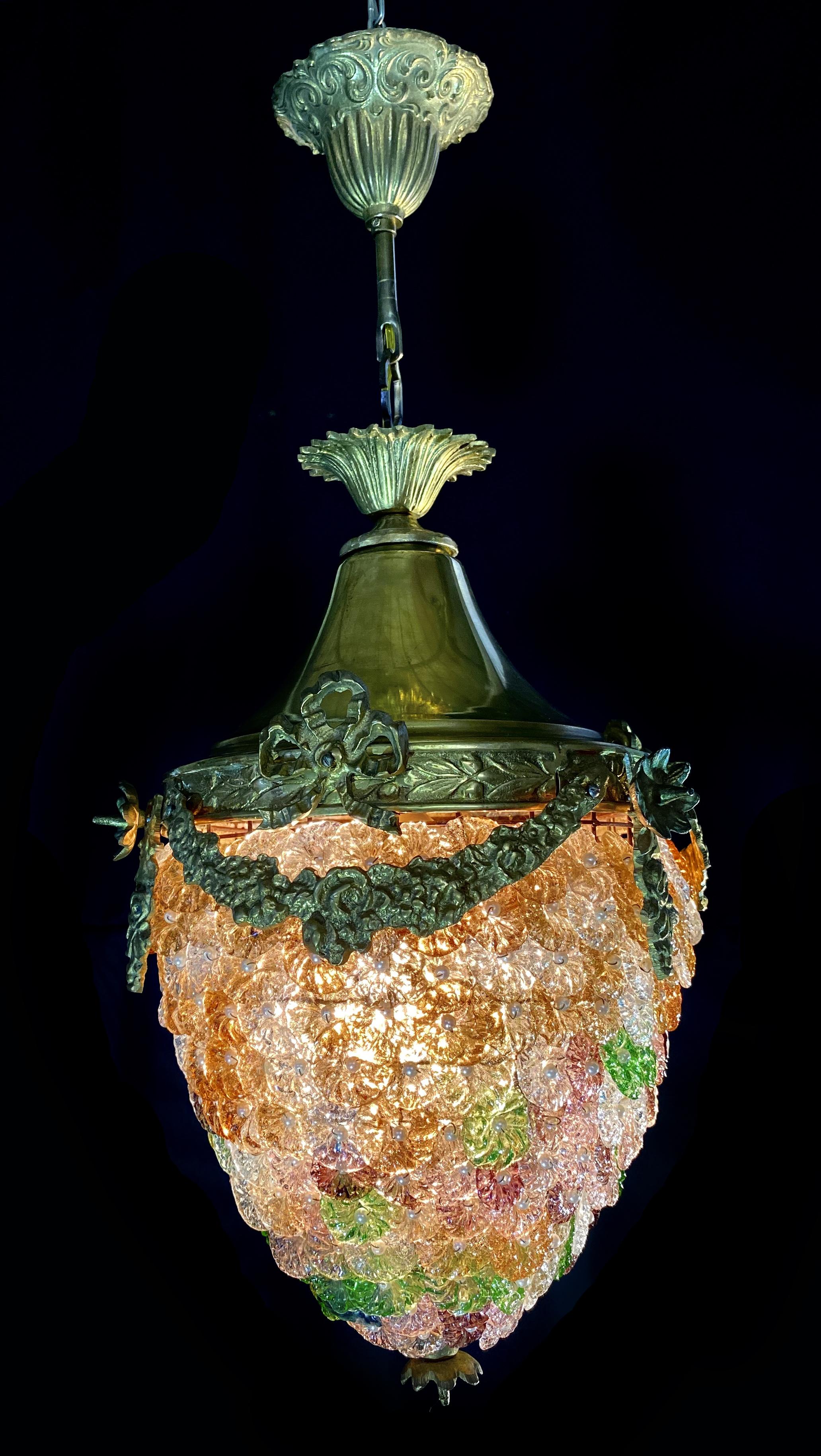 Vetro di Murano Elegante lampadario a sospensione con fiori in vetro, Murano, anni '50 in vendita