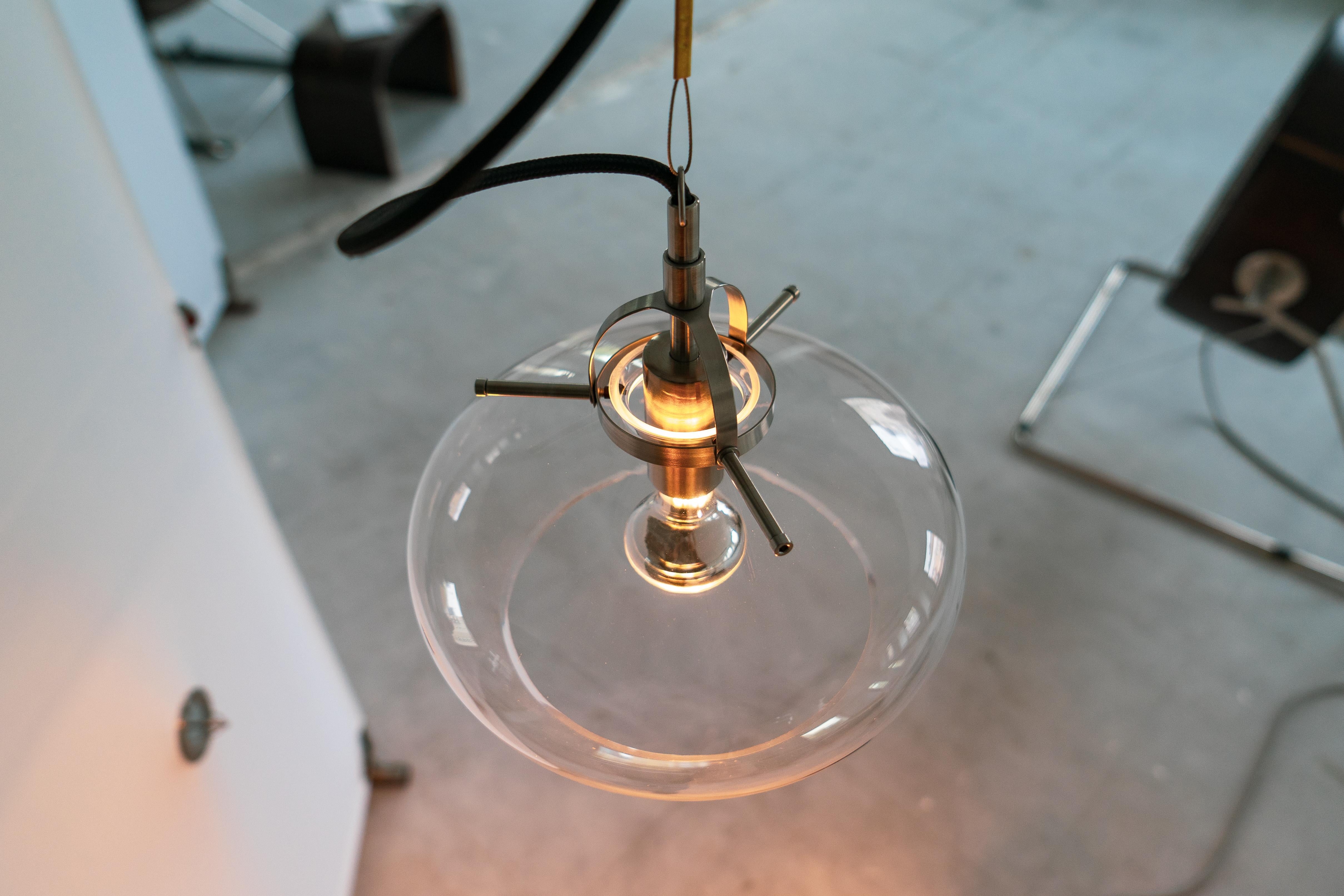 Contemporary Elegant pendant lamp with glass shade and cotton cable For Sale