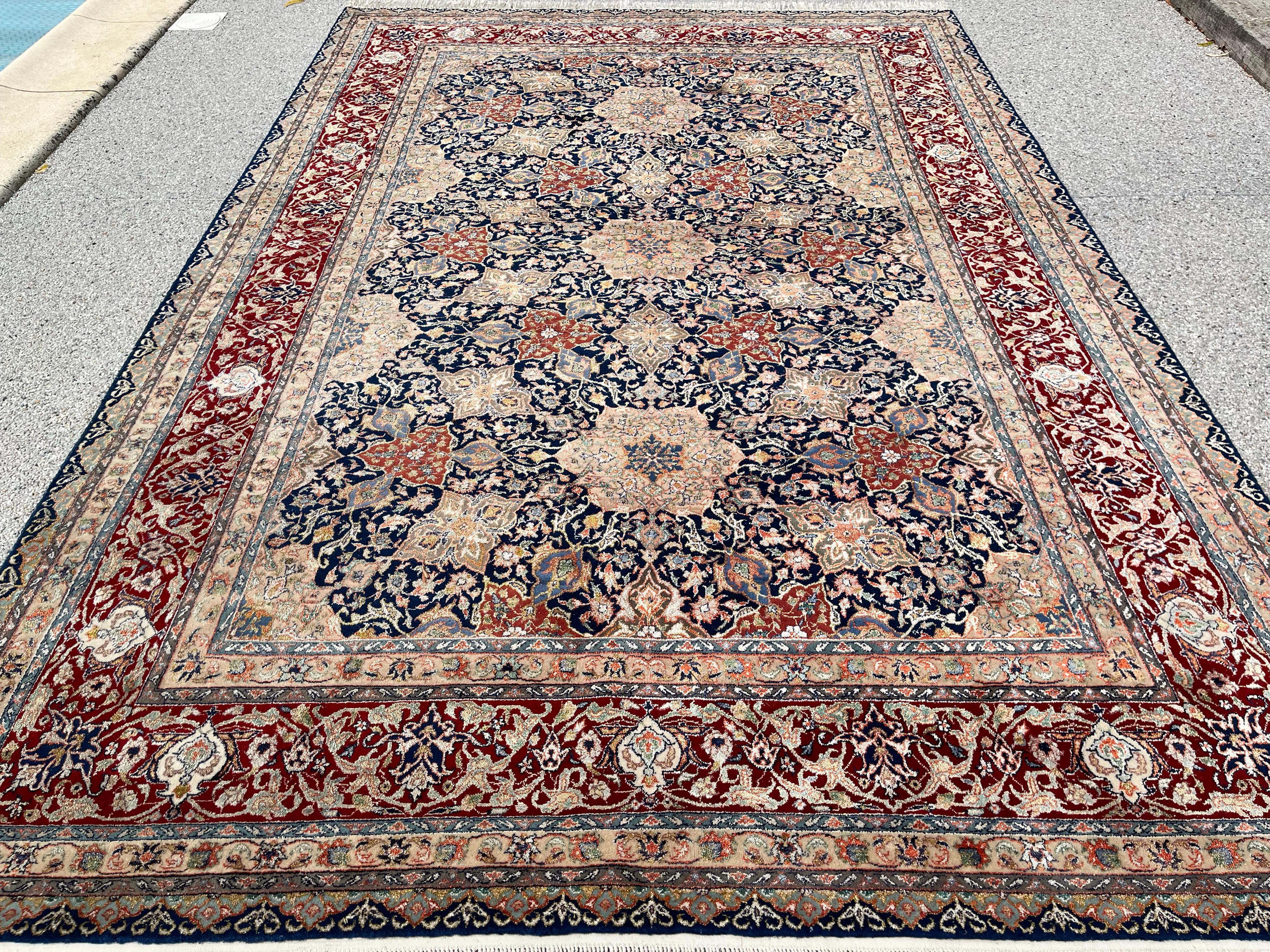 Elegant Persian Rug, Indo-Ispahan in Wool and Silk on Silk, Extra Fine Quality In Good Condition For Sale In RÉDING, FR