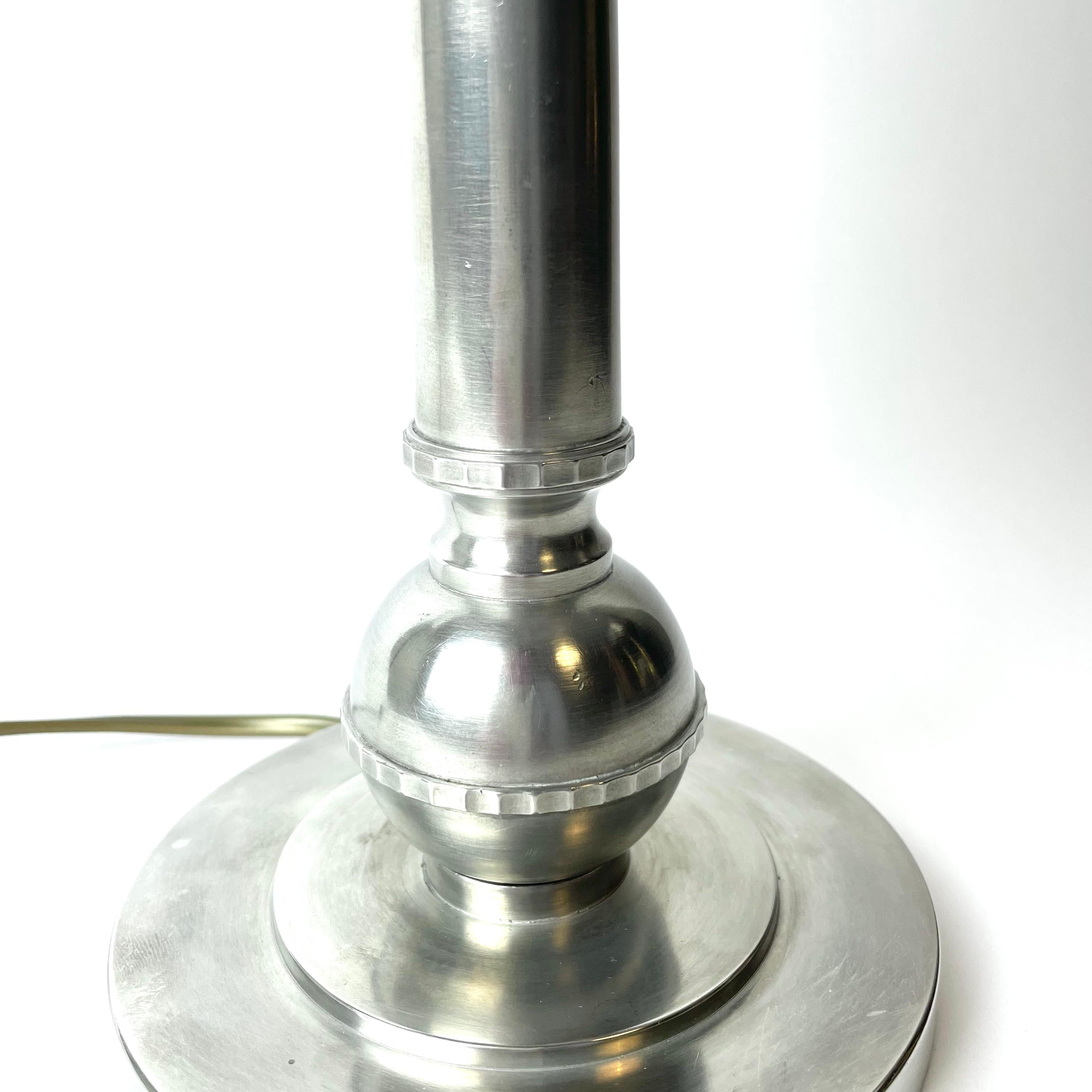 Elegante Lámpara de Peltre en Art Decó, C.G Hallberg Estocolmo, Año 1930 en venta 2