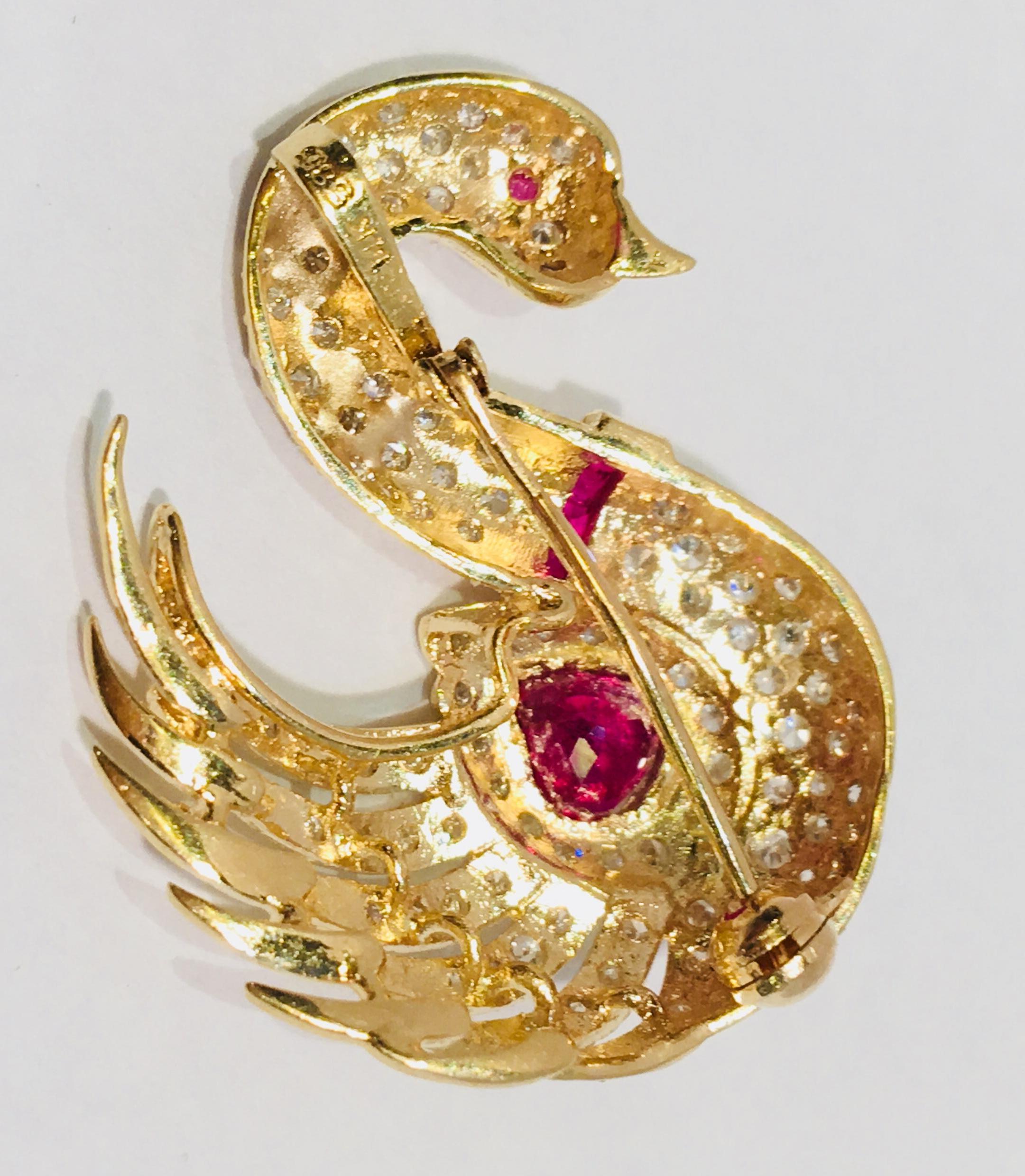 Elegant Pigeon Blood Red Ruby and Diamond Yellow Gold Swan Pendant or Brooch Pin In Excellent Condition In Tustin, CA