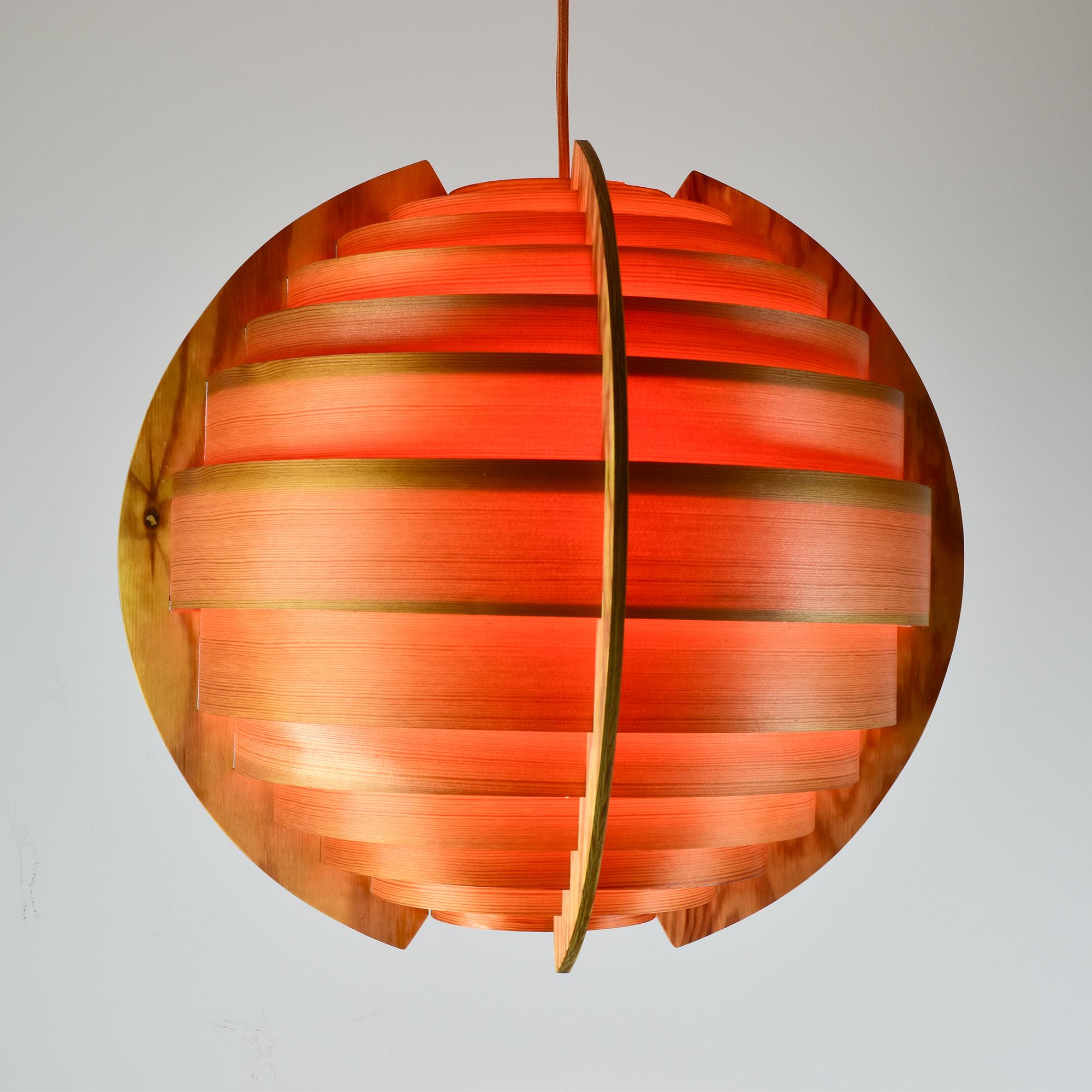 Questa elegante lampada a sospensione in pino è opera del famoso designer svedese Hans-Agne Jakobsson. Nato nel 1919 in Svezia, Jakobsson è stato un importante designer e produttore di mobili noto per le sue soluzioni di illuminazione uniche e per
