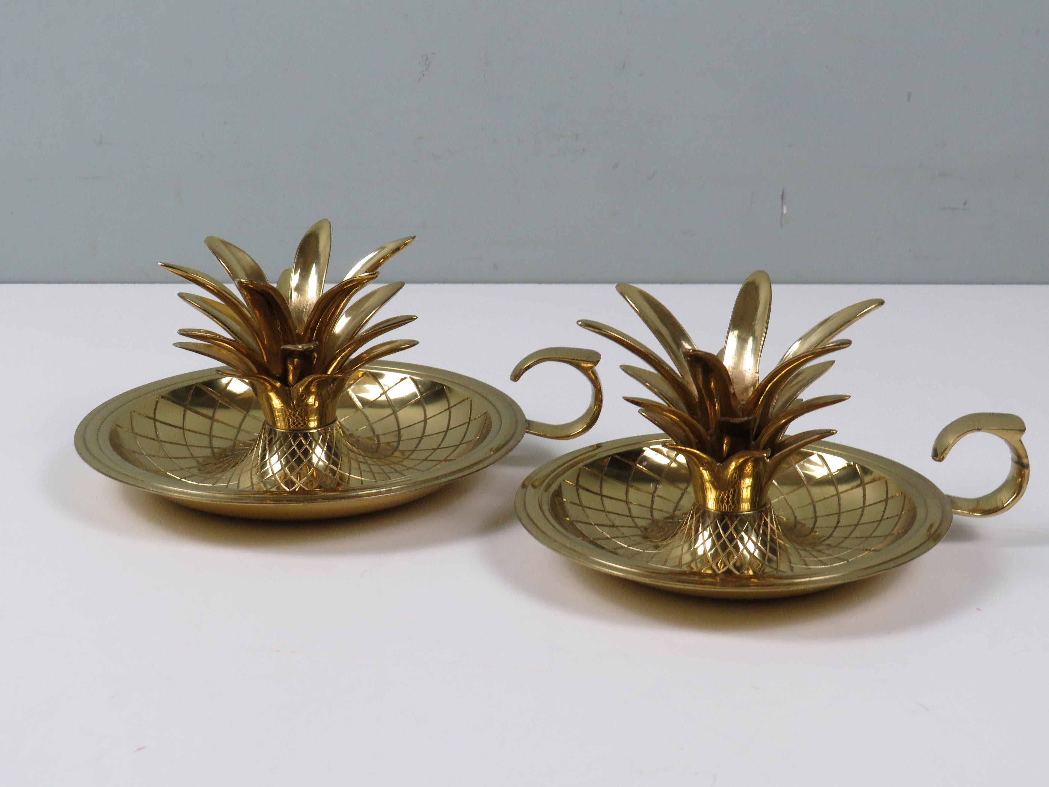 Eleganza dei candelieri ad ananas in ottone laccato.
Questi suggestivi candelabri in ottone degli anni '70  hanno un'elegante forma ad ananas, simbolo di ospitalità e lusso. L'ottone laccato garantisce una lucentezza duratura senza bisogno di molta