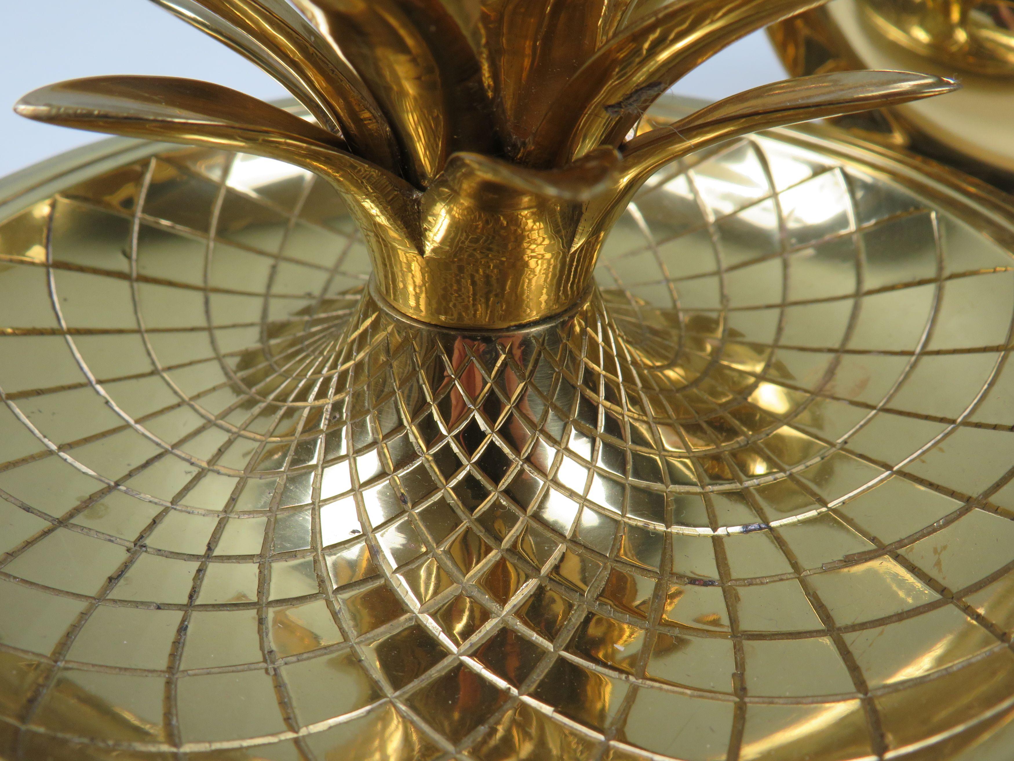 Ottone Eleganza dei candelabri ad ananas in ottone laccato 1970 in vendita