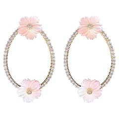 Boucles d'oreilles élégantes en plaqué or 18 carats avec fleurs roses et nacre