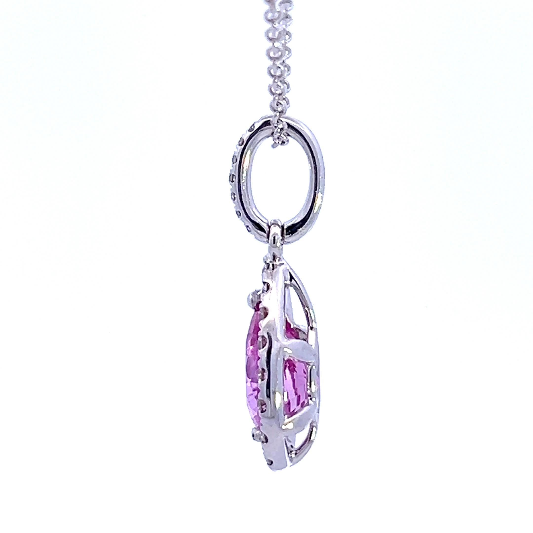 Questo raffinato pendente presenta una splendida gemma rosa, elegantemente incastonata in un'aureola di diamanti scintillanti. La forma a goccia aggiunge un tocco di raffinatezza, rendendolo un accessorio perfetto per ogni occasione. Realizzato con