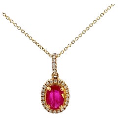 Elegante ciondolo con gemma rosa