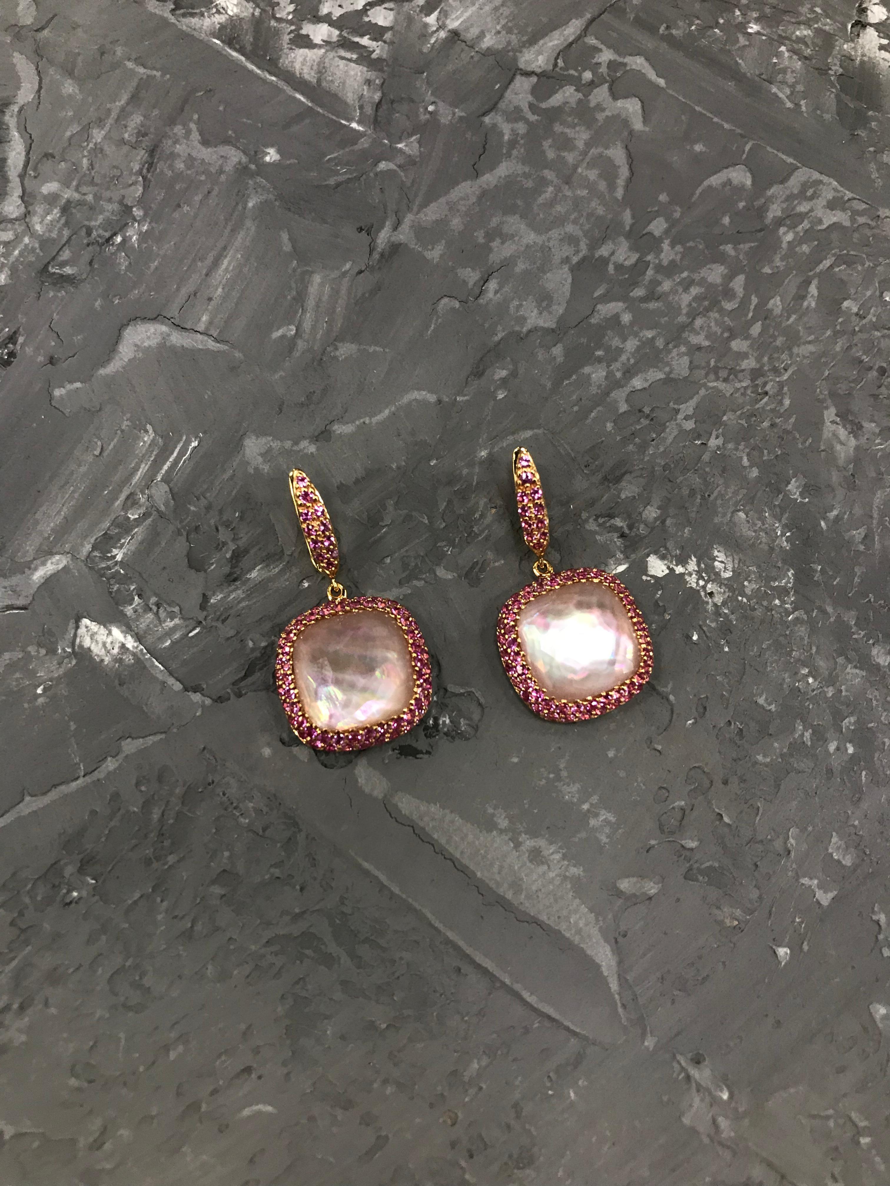 Ohrringe mit rosa Saphir, Perlmutt, Bergkristall, 18 Karat Gold, Diamant im Zustand „Neu“ im Angebot in Montreux, CH