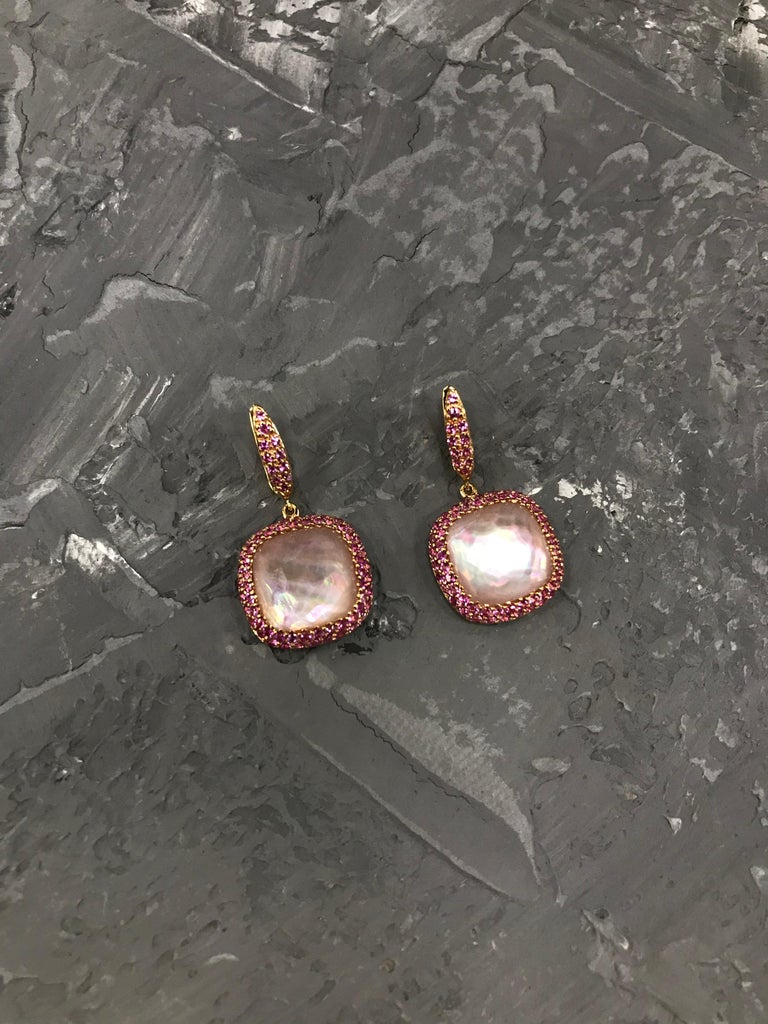 Elegant Pink Sapphire Mother of Pearl Rock Crystal 18K Gold Diamond Earrings In New Condition For Sale In Montreux, CH