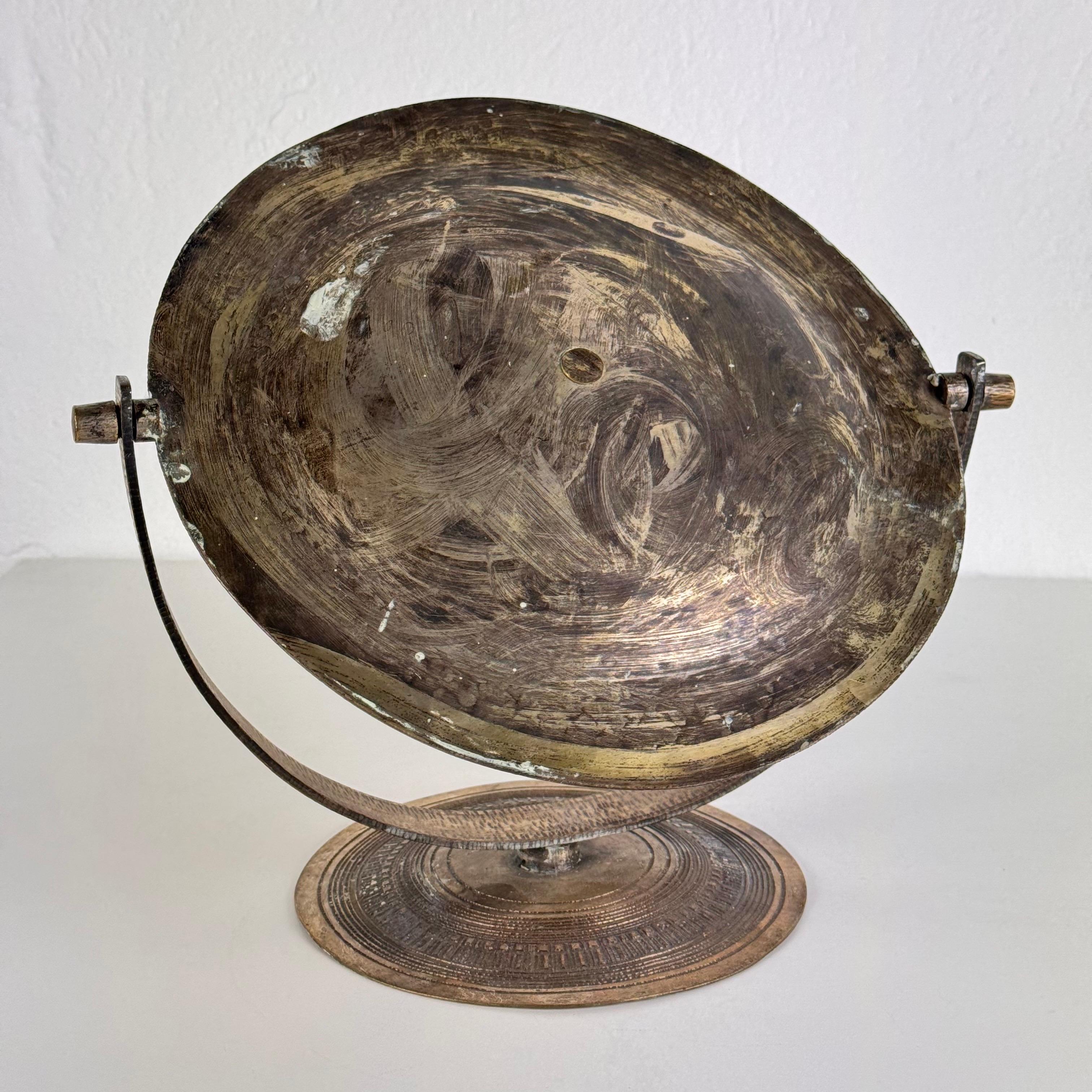 Elegante specchio da tavolo rosa di Celestino Gallinaro, ottone martellato, anni '50, firmato in vendita 2