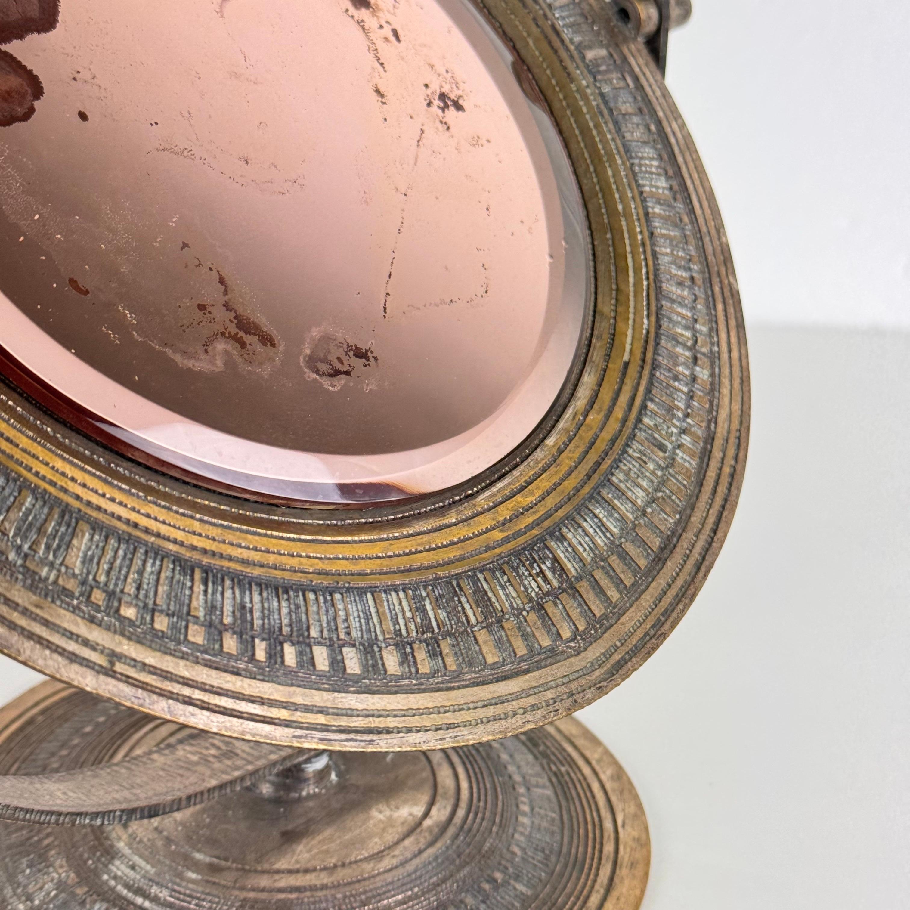 Elegante specchio da tavolo rosa di Celestino Gallinaro, ottone martellato, anni '50, firmato in vendita 5