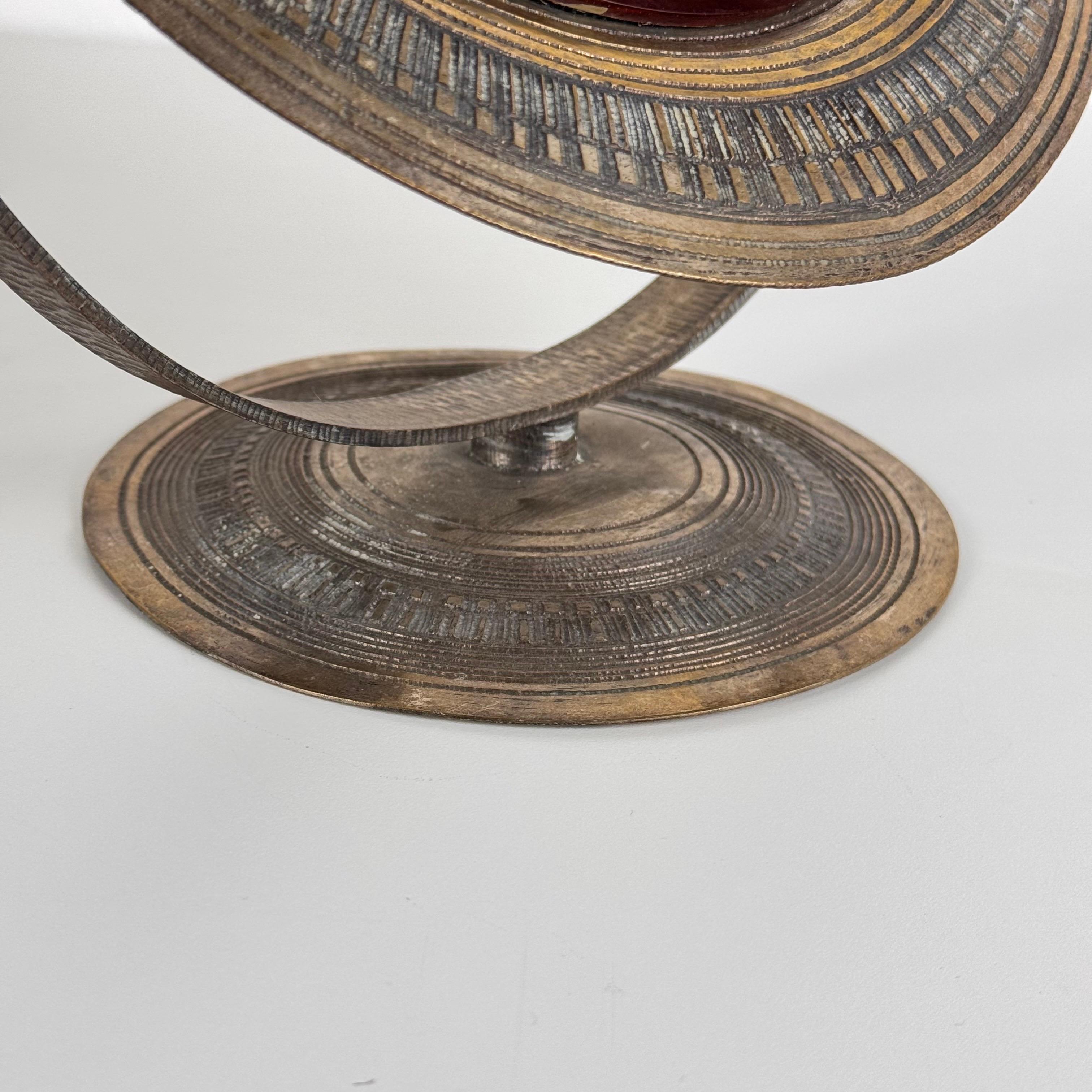 Elegante specchio da tavolo rosa di Celestino Gallinaro, ottone martellato, anni '50, firmato in vendita 6
