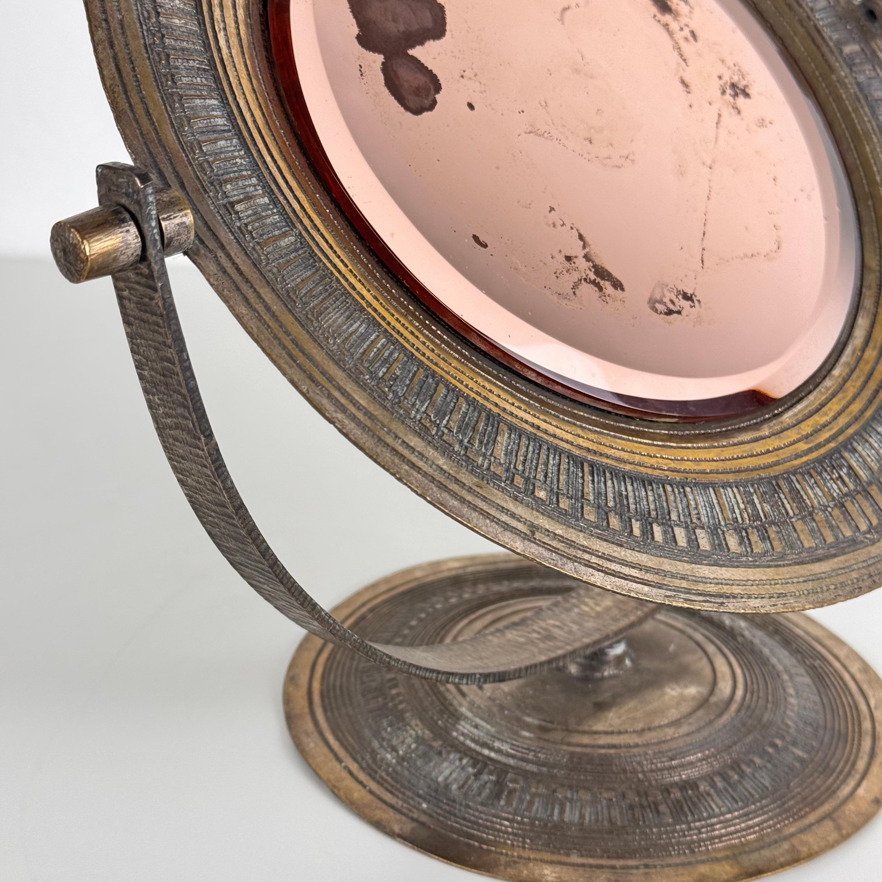 Elegante specchio da tavolo rosa di Celestino Gallinaro, ottone martellato, anni '50, firmato in vendita 7