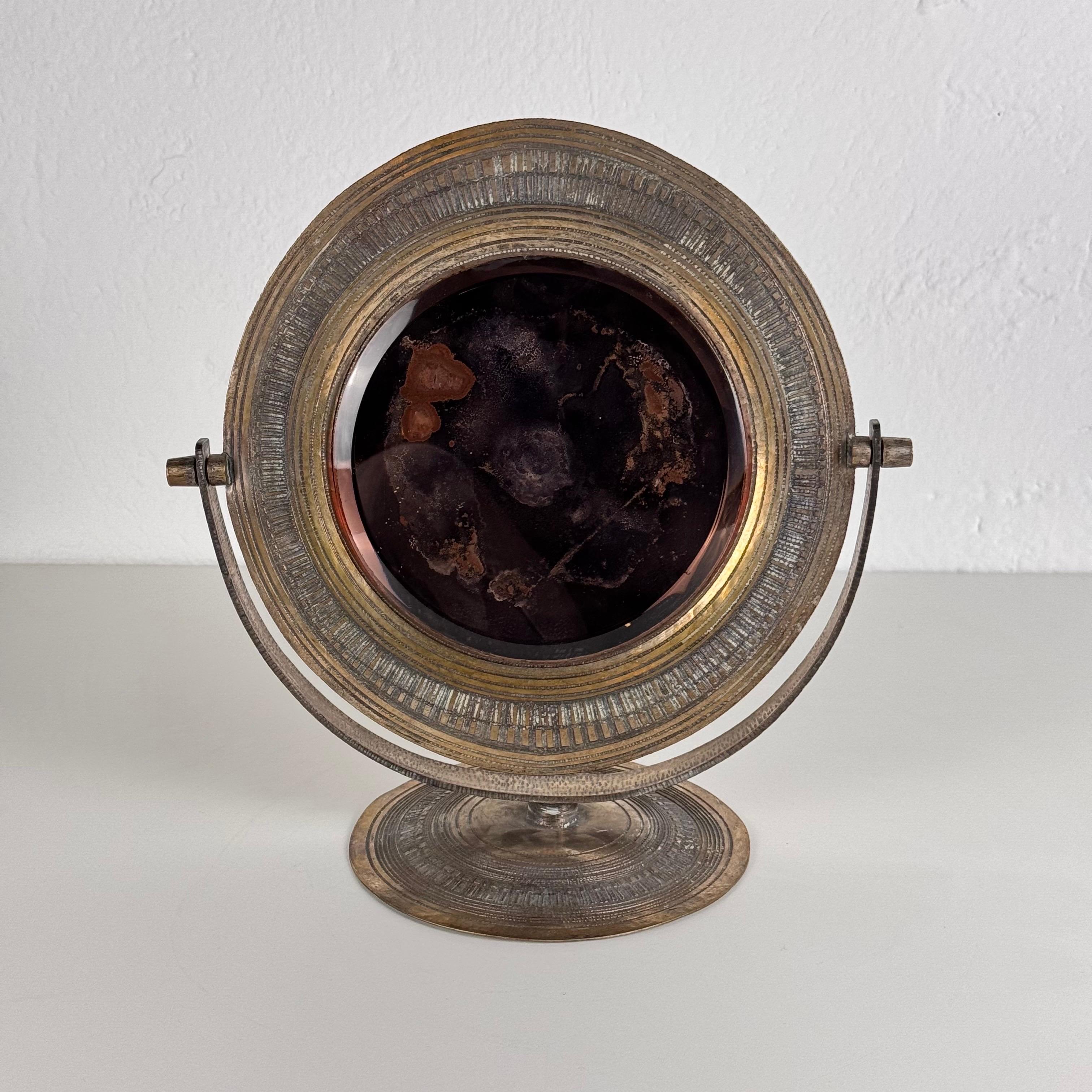 Mid-Century moderno Elegante specchio da tavolo rosa di Celestino Gallinaro, ottone martellato, anni '50, firmato in vendita