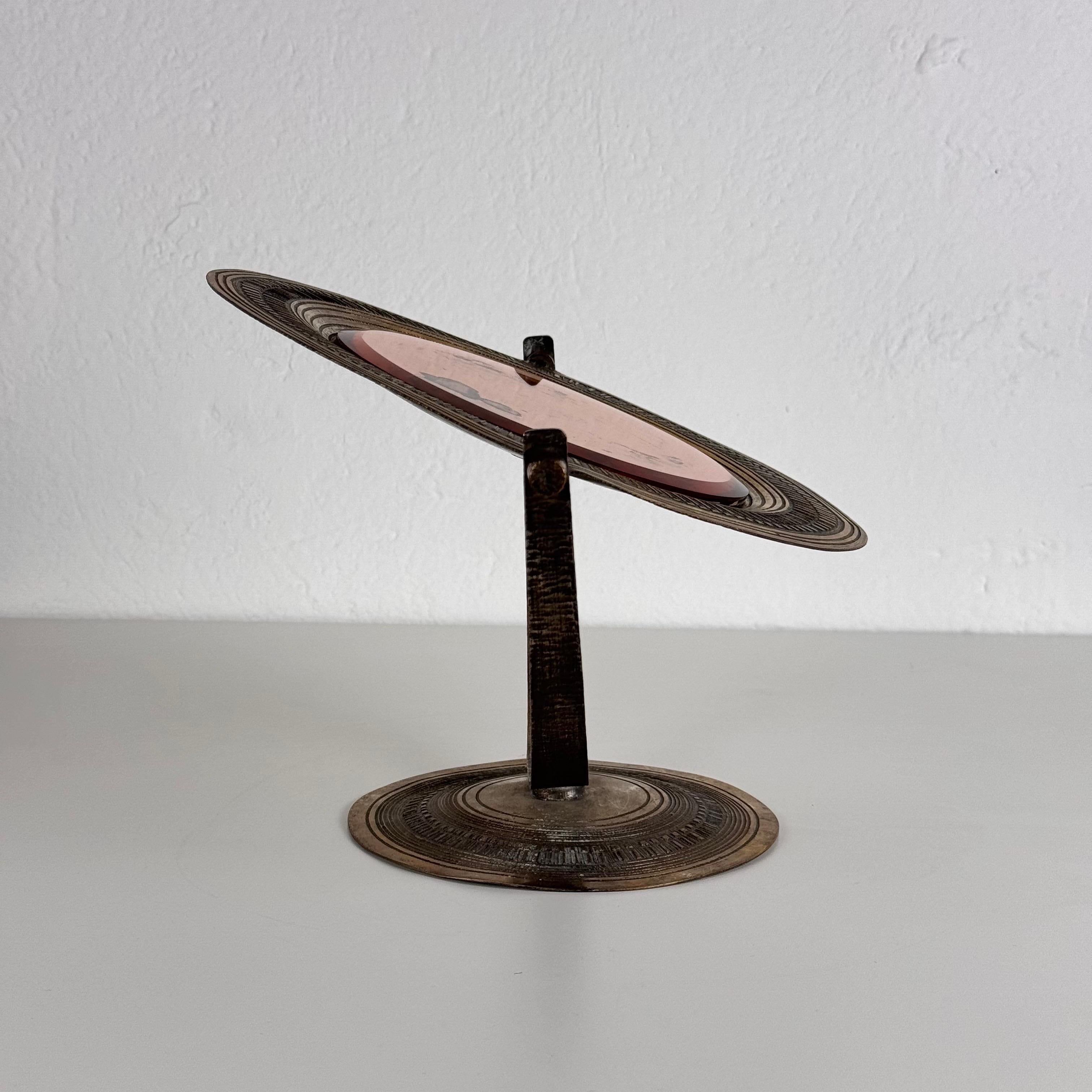 Italiano Elegante specchio da tavolo rosa di Celestino Gallinaro, ottone martellato, anni '50, firmato in vendita