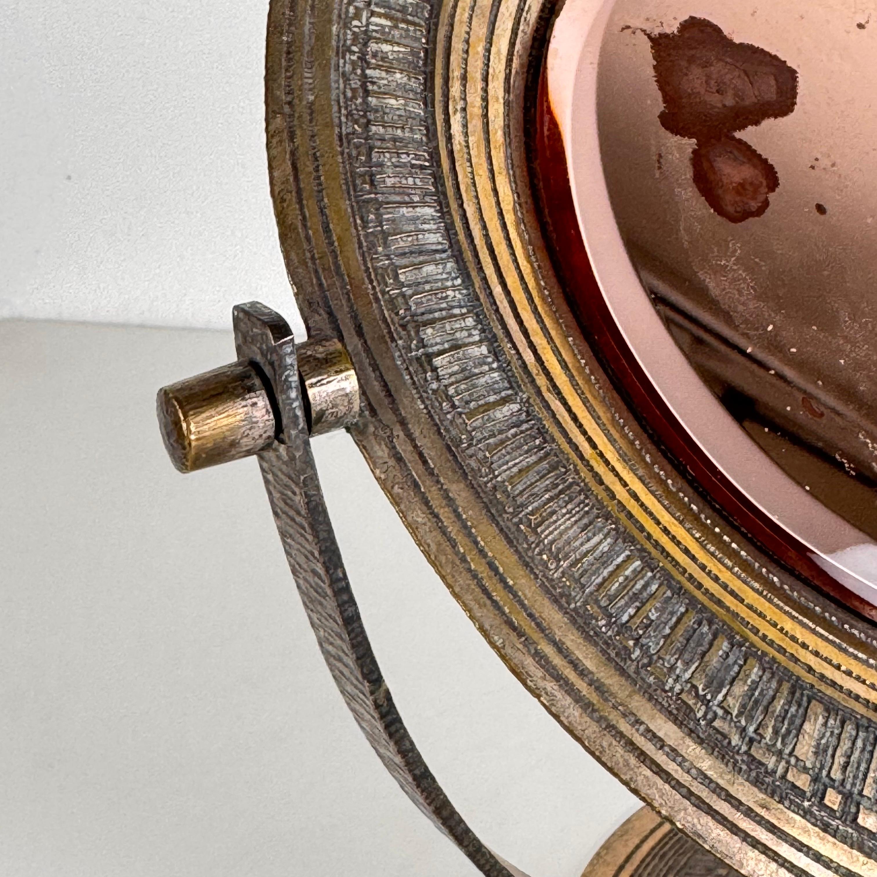 Metà XX secolo Elegante specchio da tavolo rosa di Celestino Gallinaro, ottone martellato, anni '50, firmato in vendita