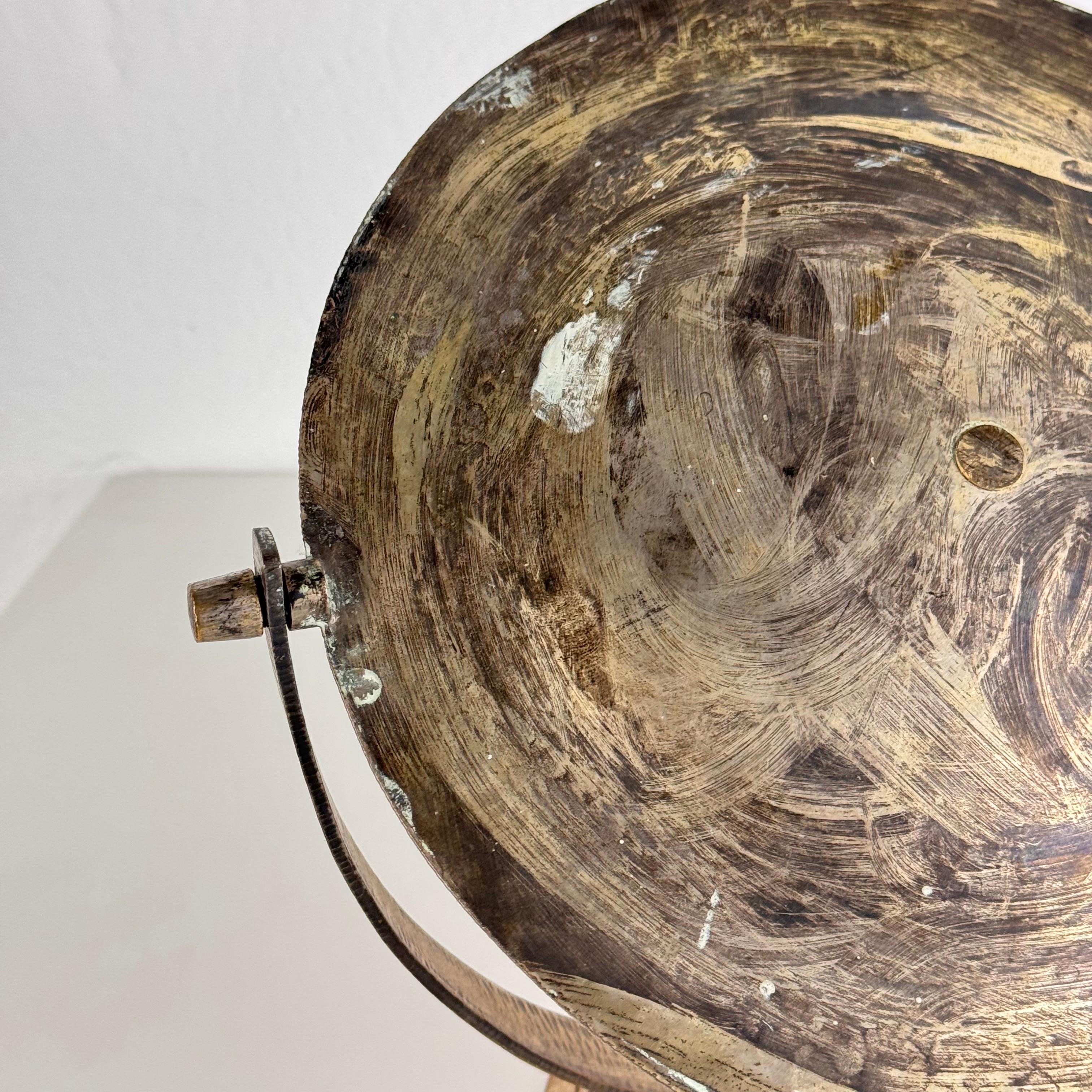 Elegante specchio da tavolo rosa di Celestino Gallinaro, ottone martellato, anni '50, firmato in vendita 1