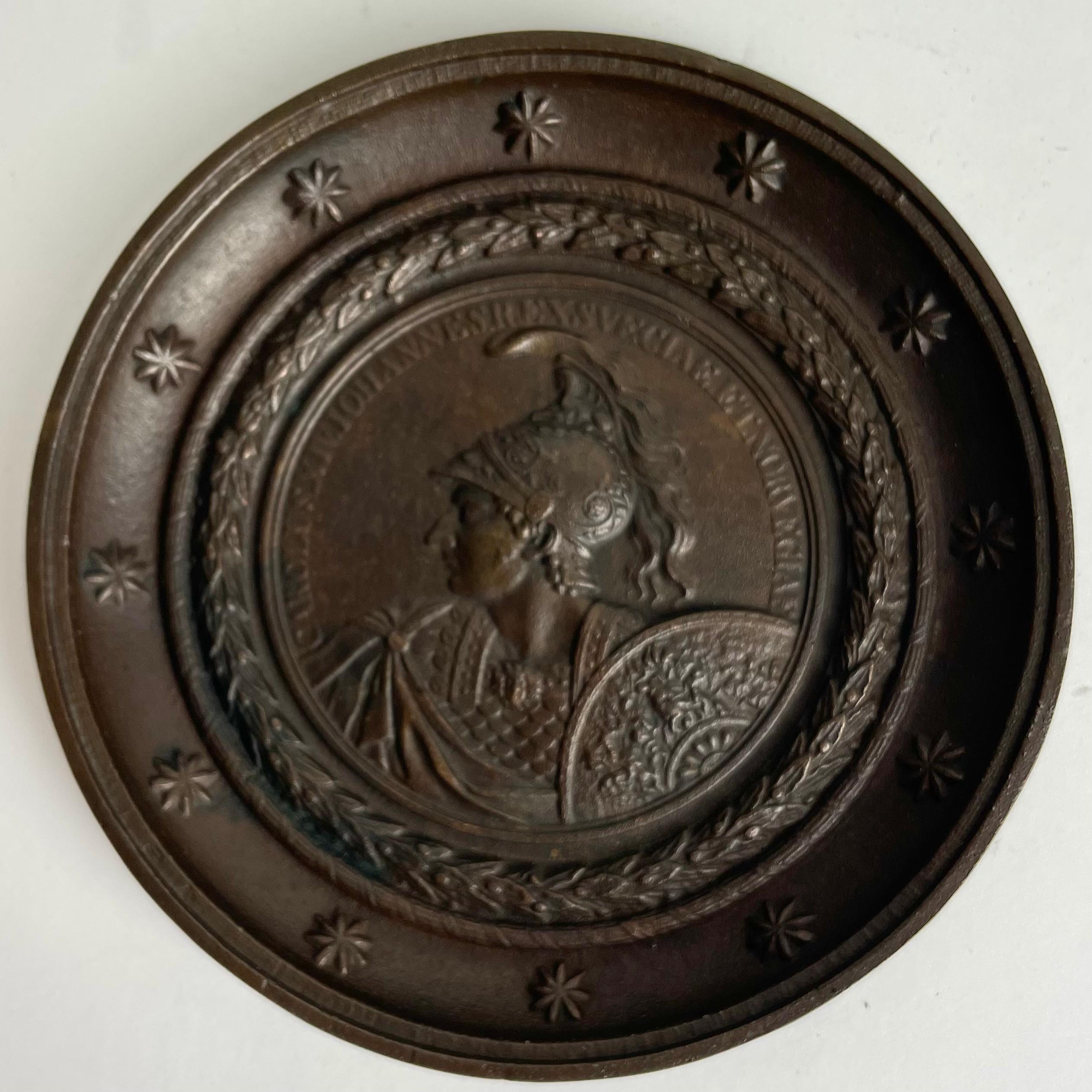 Plaque Elegant en fonte. Le roi de Suède Karl XVI Johan en tant que général romain dans les années 1820. Fabriqué par Finspång Bruk à Östergötland, Suède

Usure correspondant à l'âge et à l'usage.
