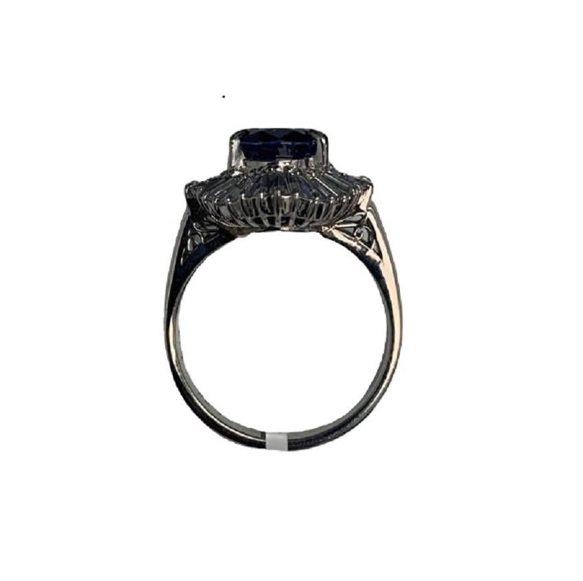 Ein prächtiger ovaler Saphir ist von bezaubernden Diamanten umgeben und in einer Vintage-Platinfassung gefasst. Dieser umrandete einen atemberaubenden reinen ovalen Saphir. Der Ring ist ein echter Hingucker.
*****
Einzelheiten:
►Metall: