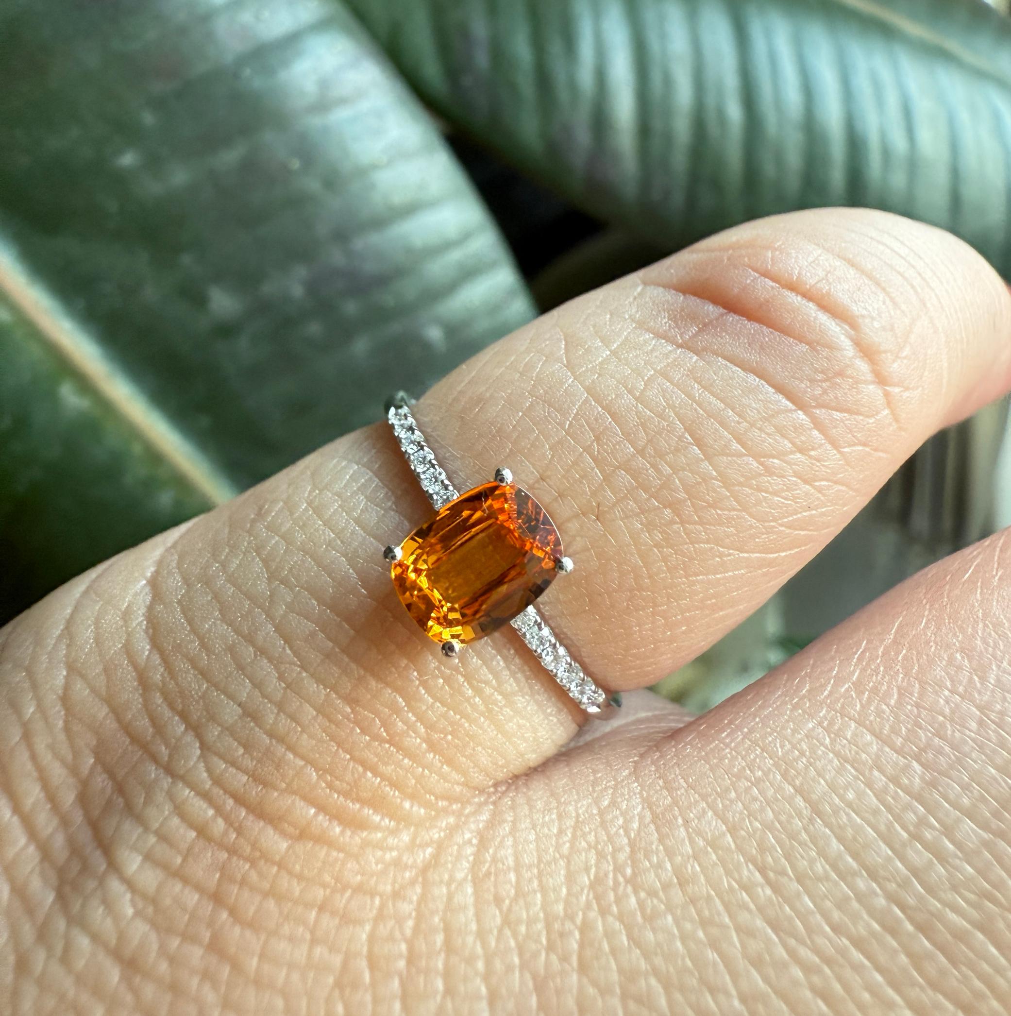 Elegant Platinum 950 Ring with Spessartite Garnet and Natural Diamonds In New Condition For Sale In ประเวศ, TH