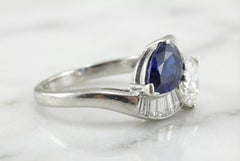 Eleganza dell'anello bypass in platino con diamante e zaffiro blu da 2,60 carati