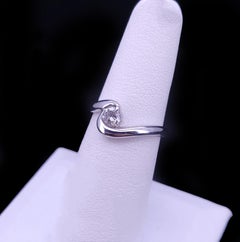 Eleganter Platin-Diamant-Solitärring in geschwungener Form