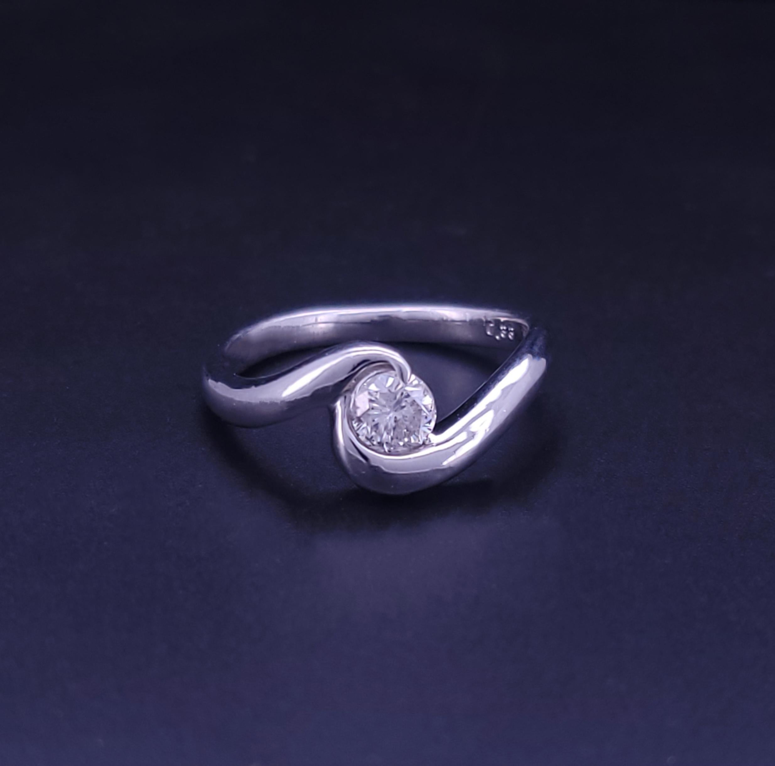 Elegant Platinum Curved Diamond Solitaire Ring For Sale