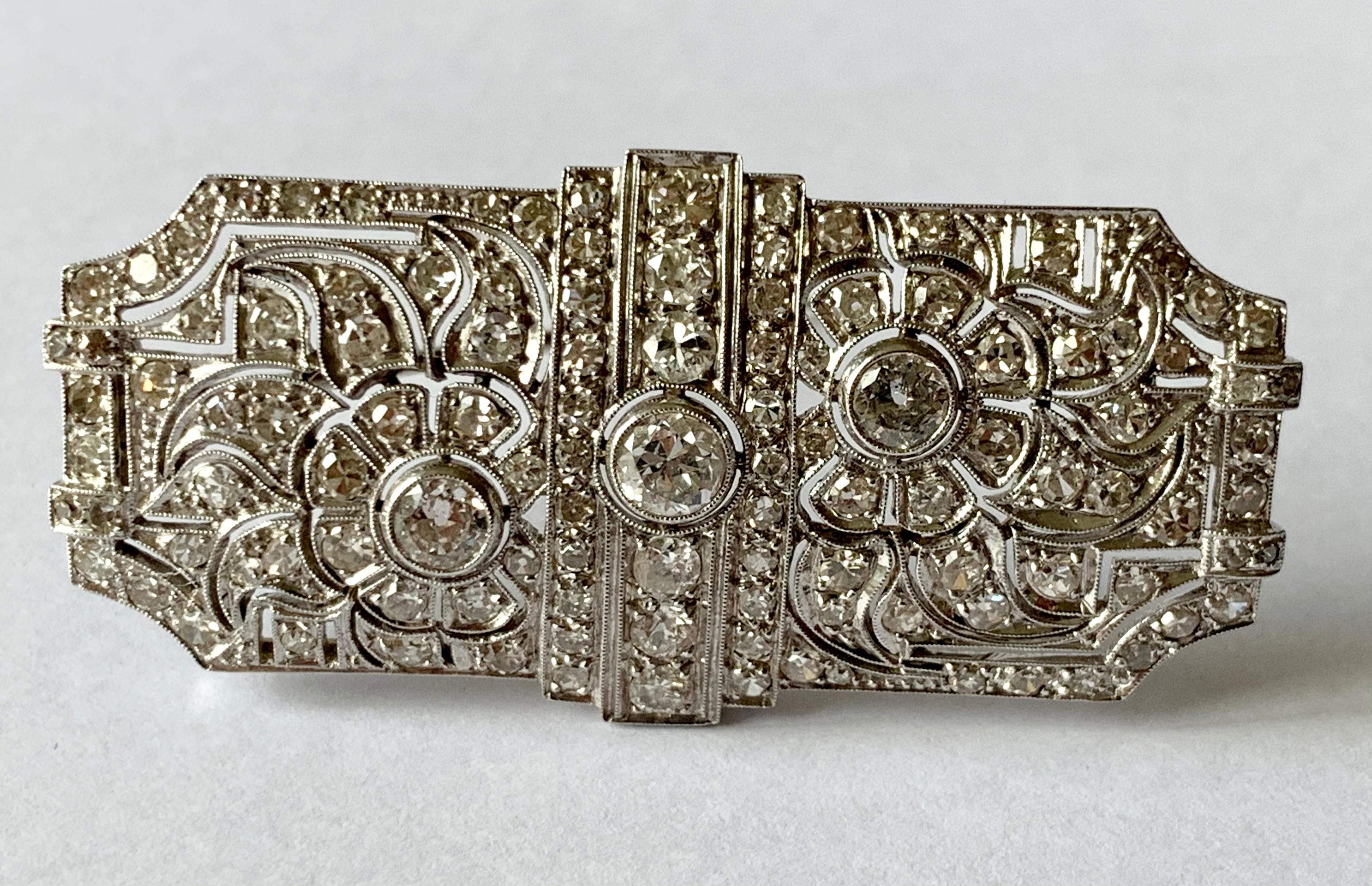 Elegant Platinum brooch set with Diamonds of approximately 4.50 ct. Plaque brooches were very typical for the 1930s. Rectangular shape, elongated octagonal motifs of openwork, geometrical design. Filigree and migraine work. 
Lngth: 5.1 cm, width: