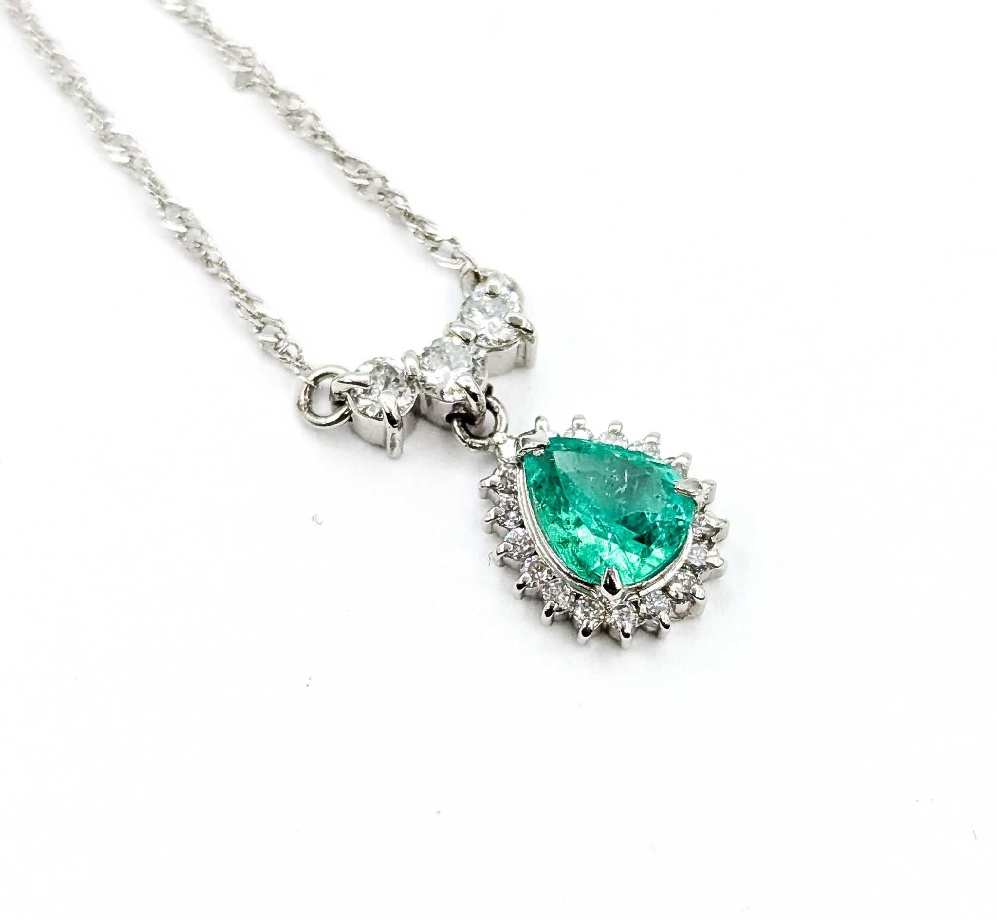 Modernista Eleganza della collana di smeraldi e diamanti in platino in vendita