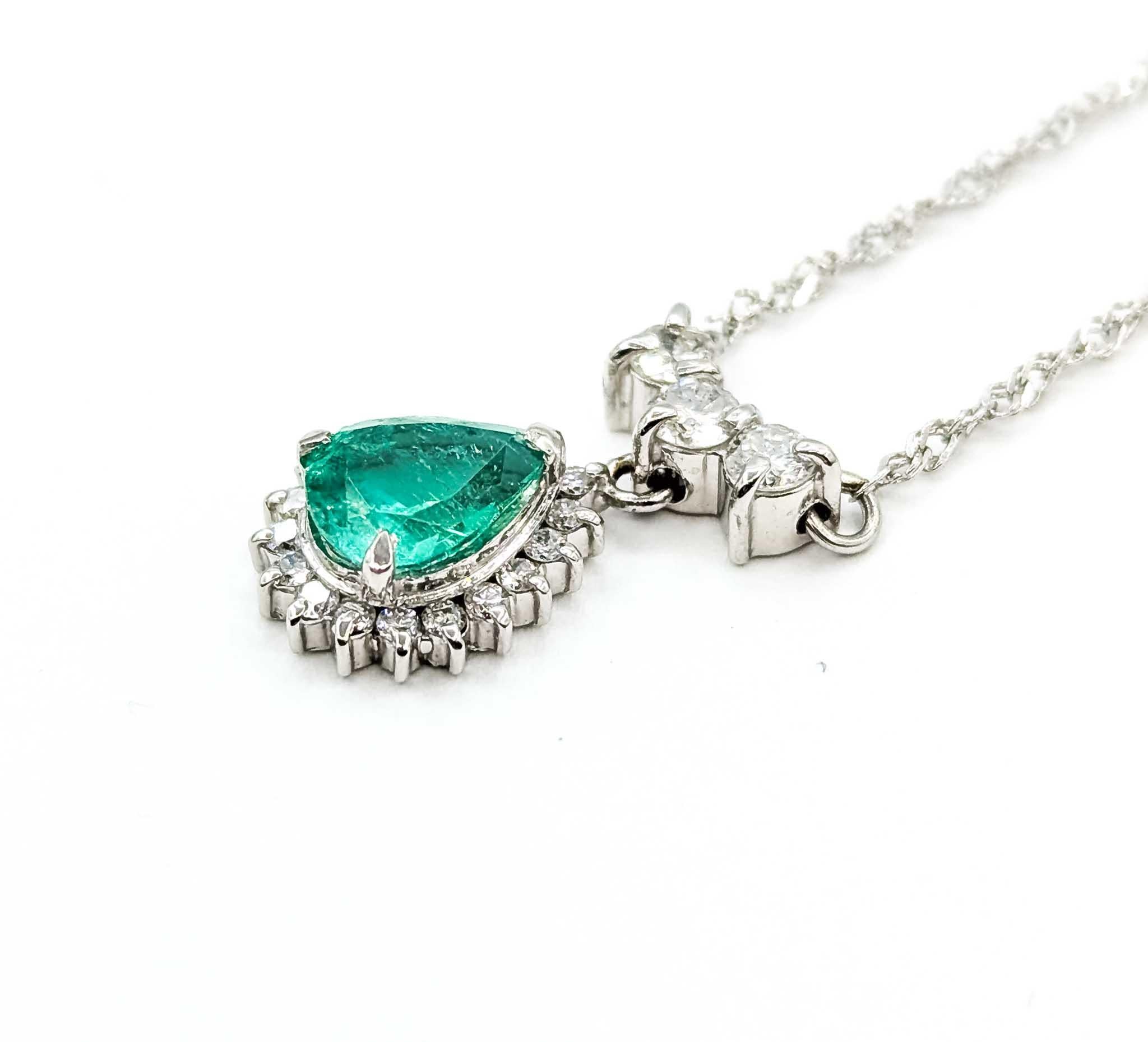 Taglio a goccia Eleganza della collana di smeraldi e diamanti in platino in vendita