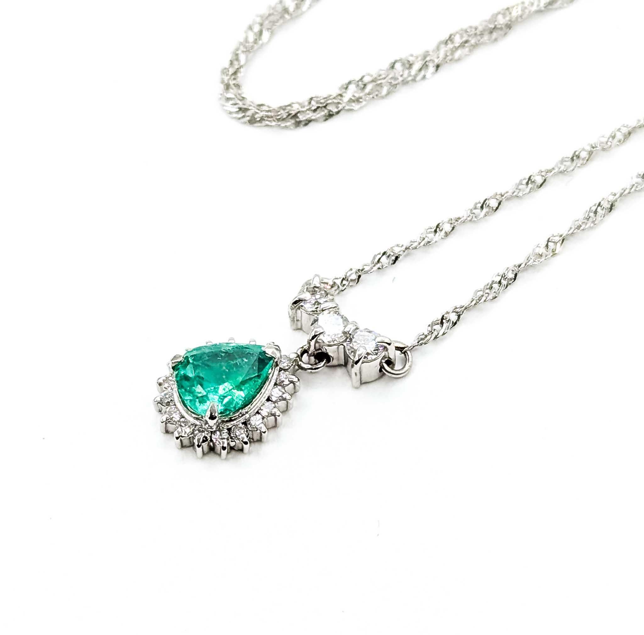 Eleganza della collana di smeraldi e diamanti in platino In condizioni ottime in vendita a Bloomington, MN