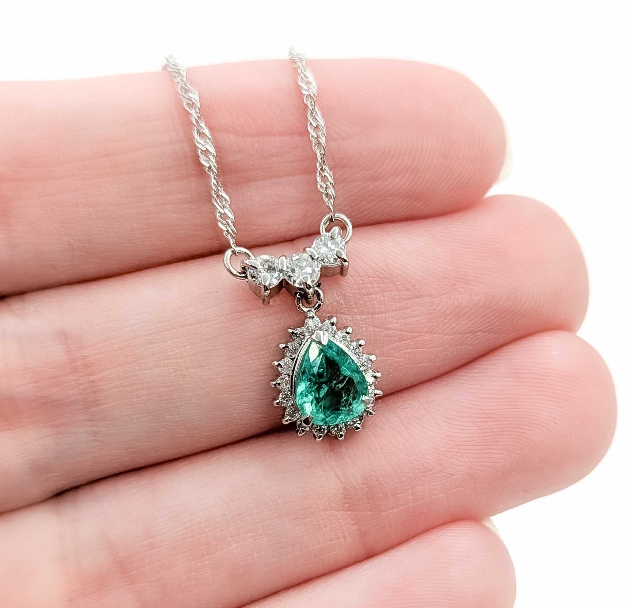 Donna Eleganza della collana di smeraldi e diamanti in platino in vendita