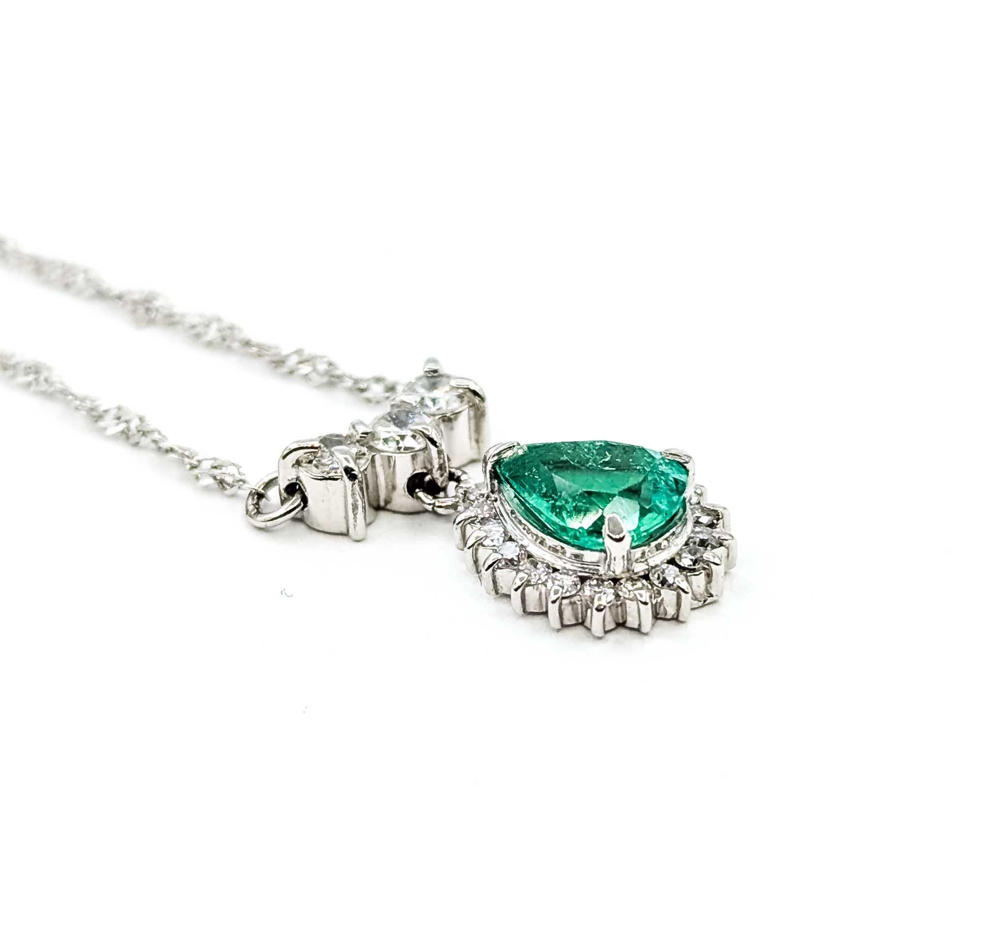 Eleganza della collana di smeraldi e diamanti in platino in vendita 1