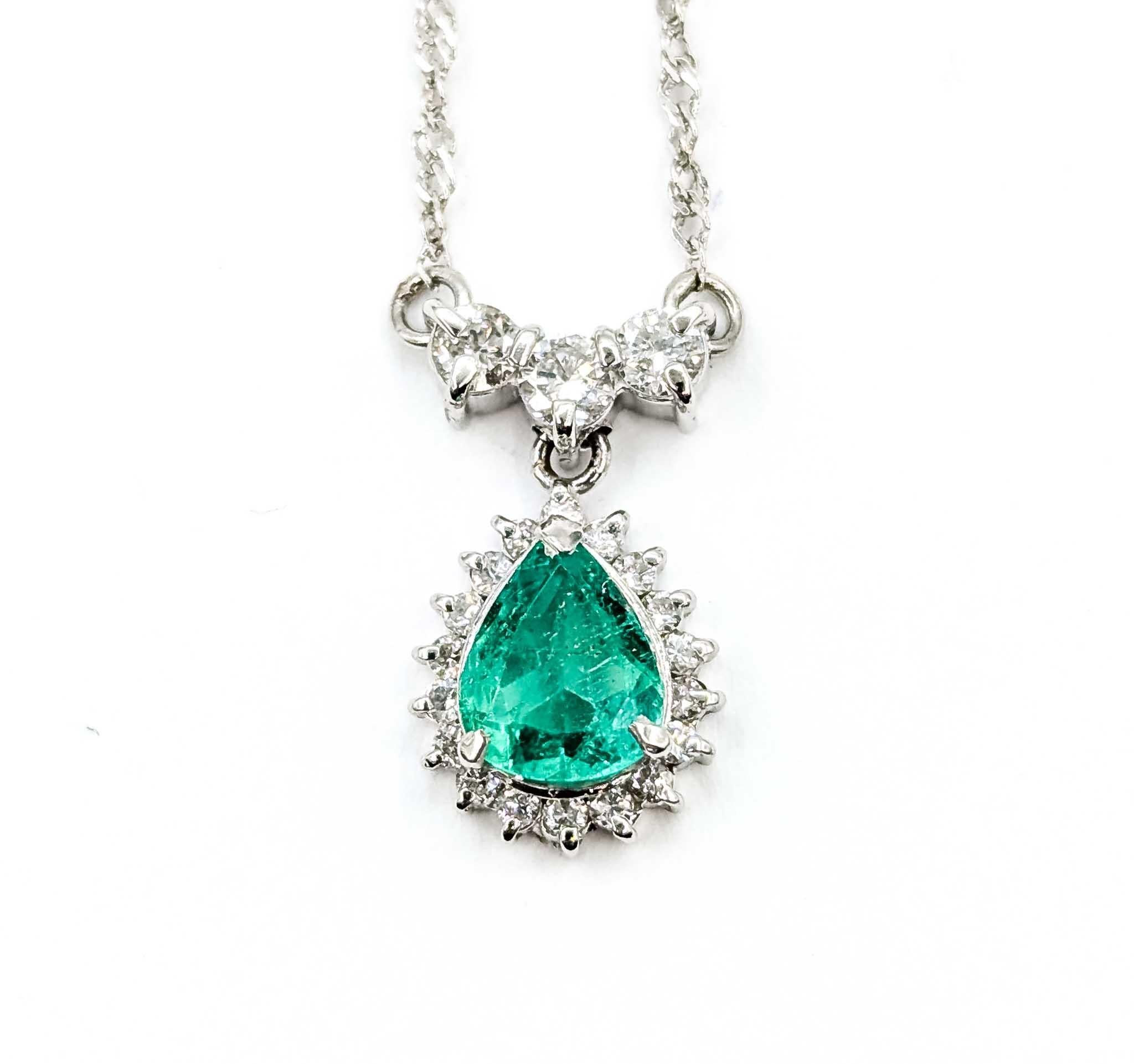 Eleganza della collana di smeraldi e diamanti in platino in vendita 2