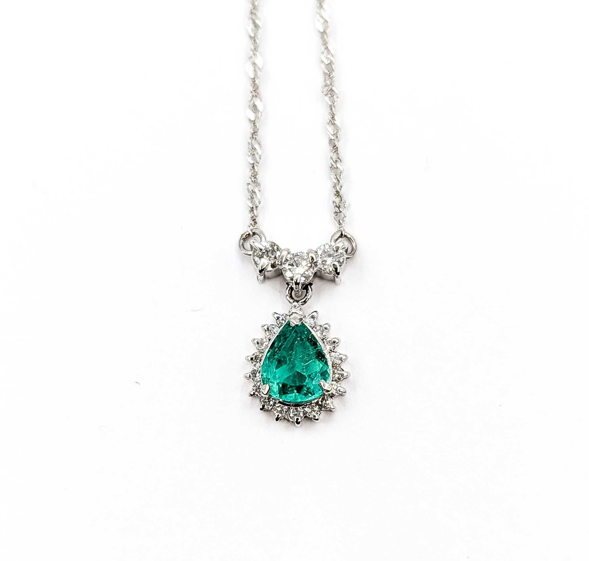Eleganza della collana di smeraldi e diamanti in platino in vendita 3
