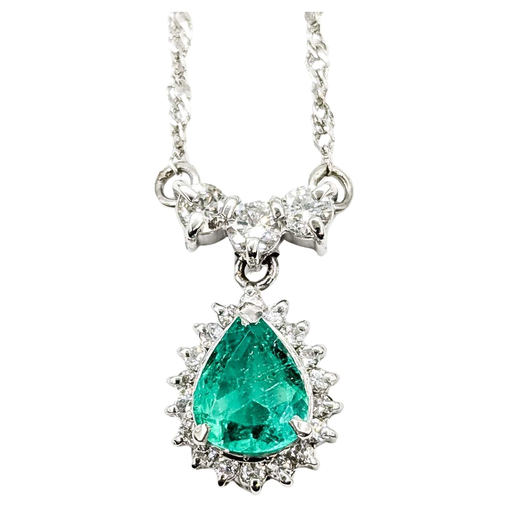 Eleganza della collana di smeraldi e diamanti in platino in vendita