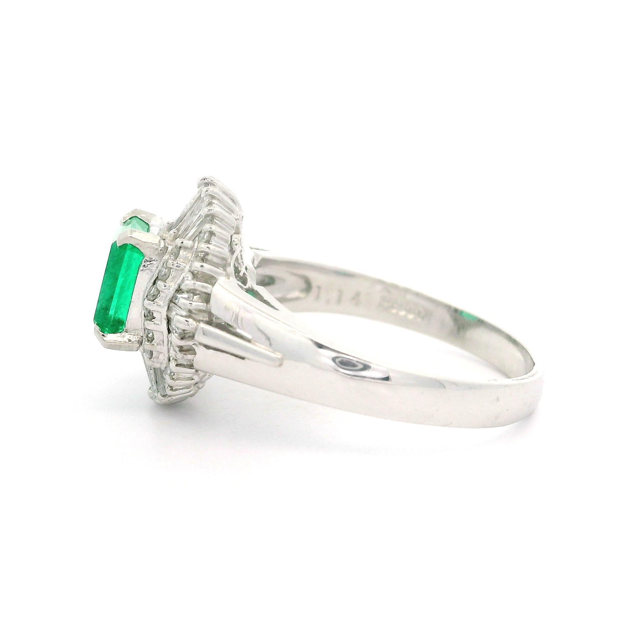 Elegant Platinum GIA 1.53ctw Colombian Emerald & Diamond Ballerina Cocktail Ring For Sale 4