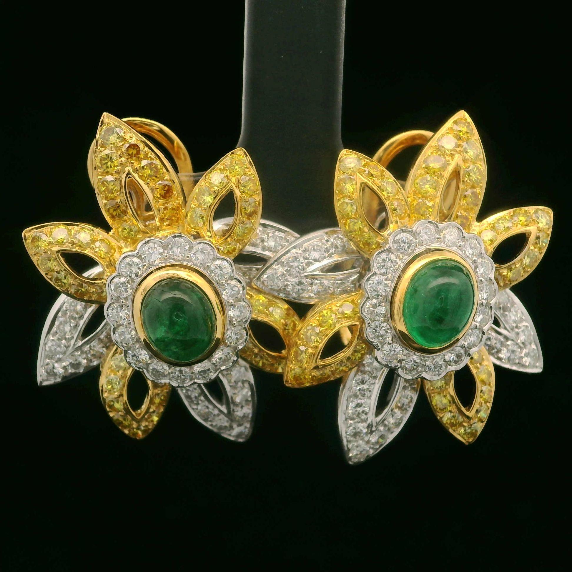 Taille cabochon Élégantes boucles d'oreilles fleur en platine et or avec émeraude de 6,12 carats certifiée GIA et diamants fantaisie en vente