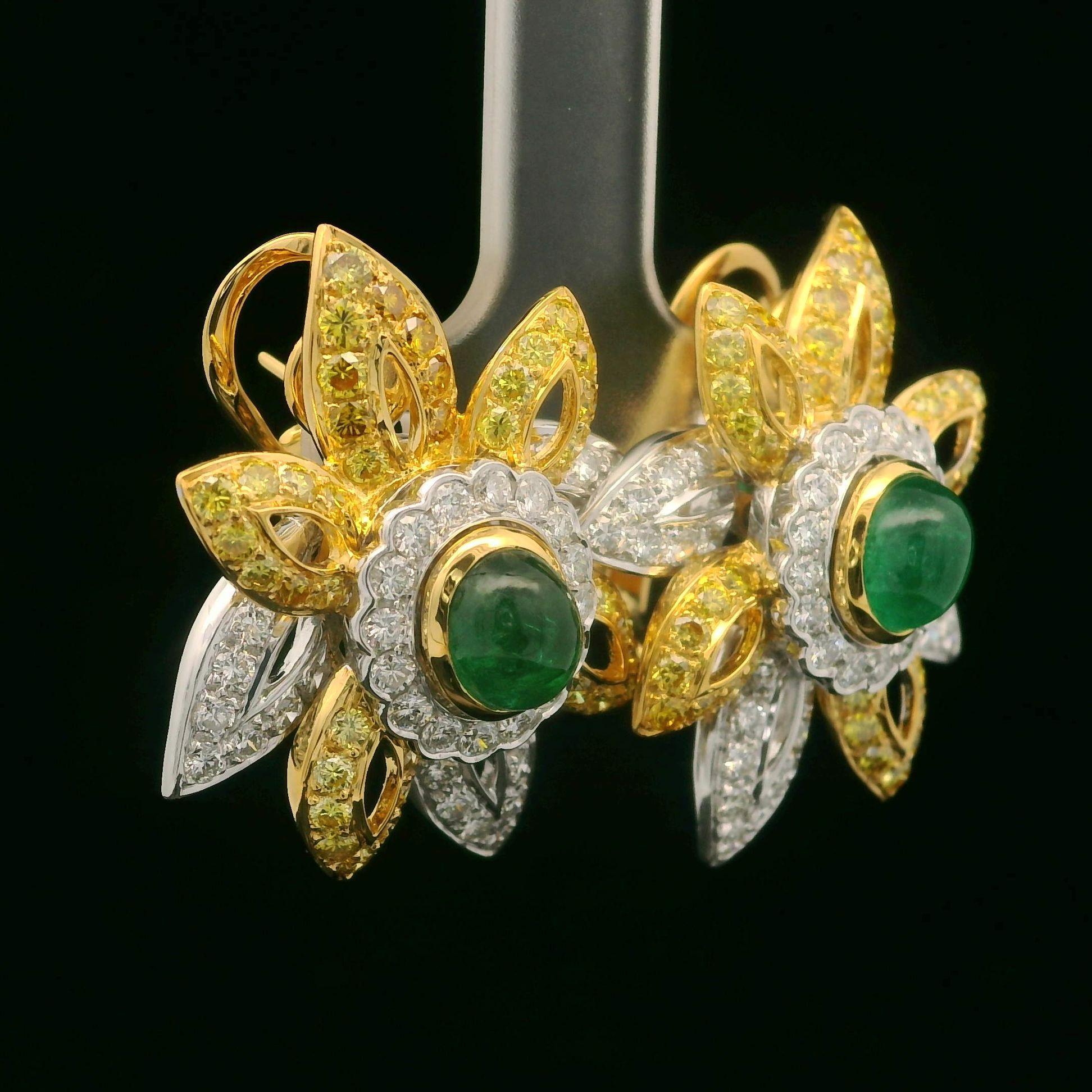 Élégantes boucles d'oreilles fleur en platine et or avec émeraude de 6,12 carats certifiée GIA et diamants fantaisie Excellent état - En vente à Montclair, NJ