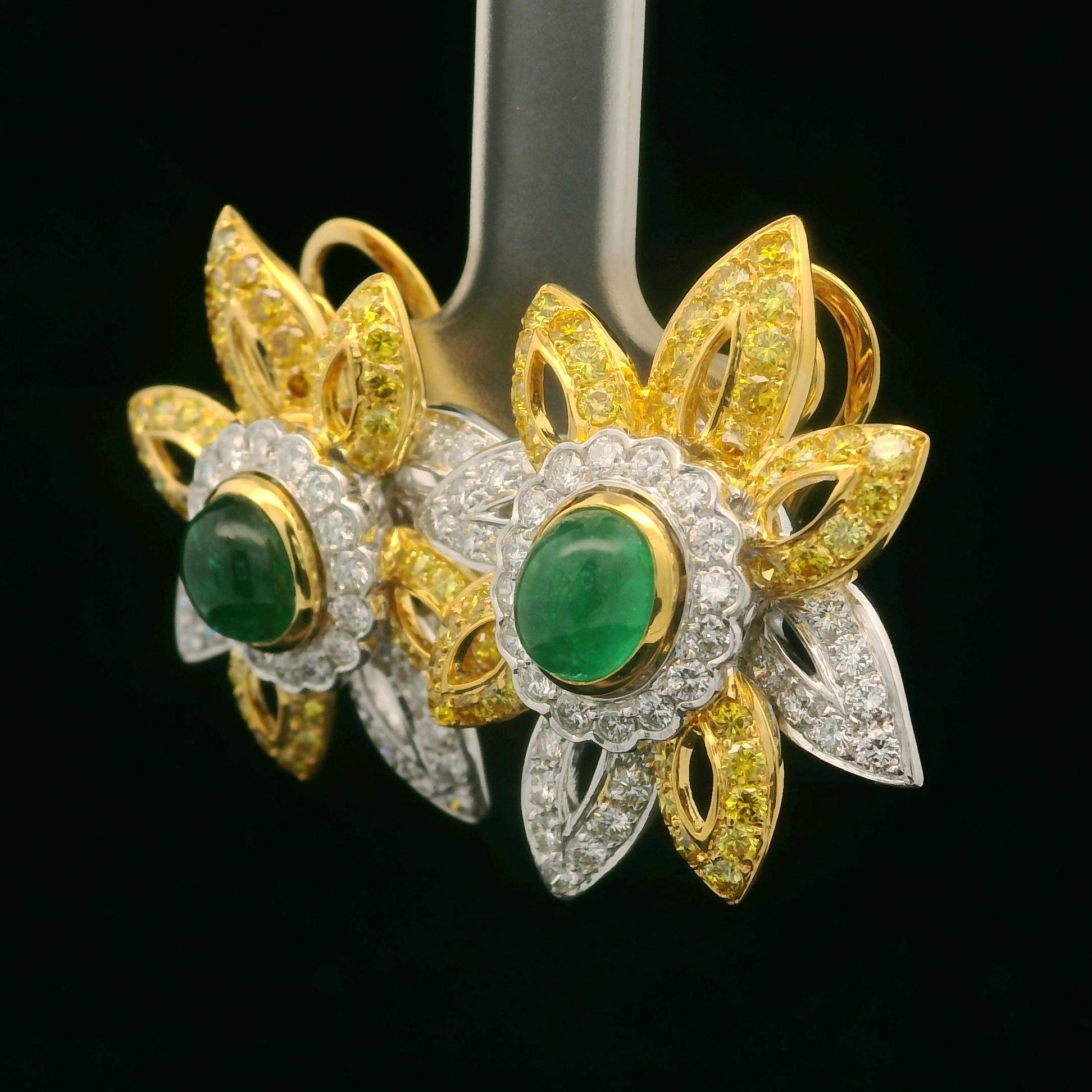 Élégantes boucles d'oreilles fleur en platine et or avec émeraude de 6,12 carats certifiée GIA et diamants fantaisie Pour femmes en vente