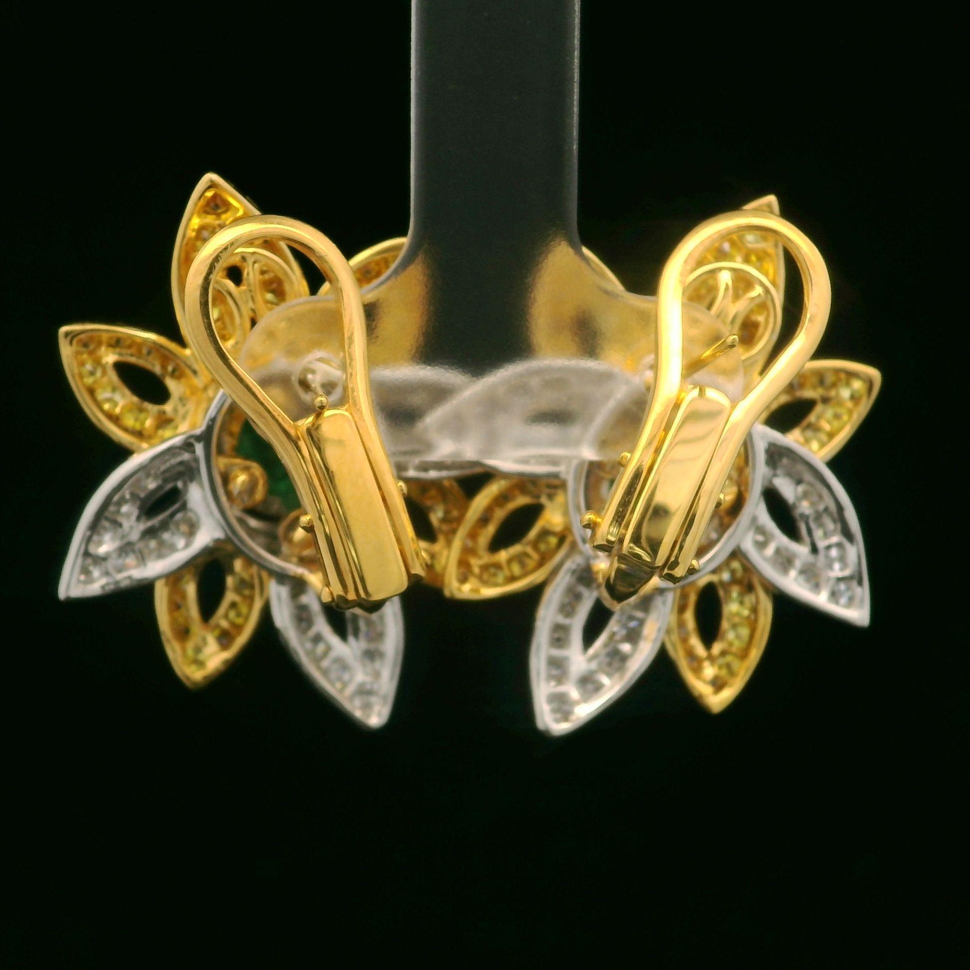Élégantes boucles d'oreilles fleur en platine et or avec émeraude de 6,12 carats certifiée GIA et diamants fantaisie en vente 2