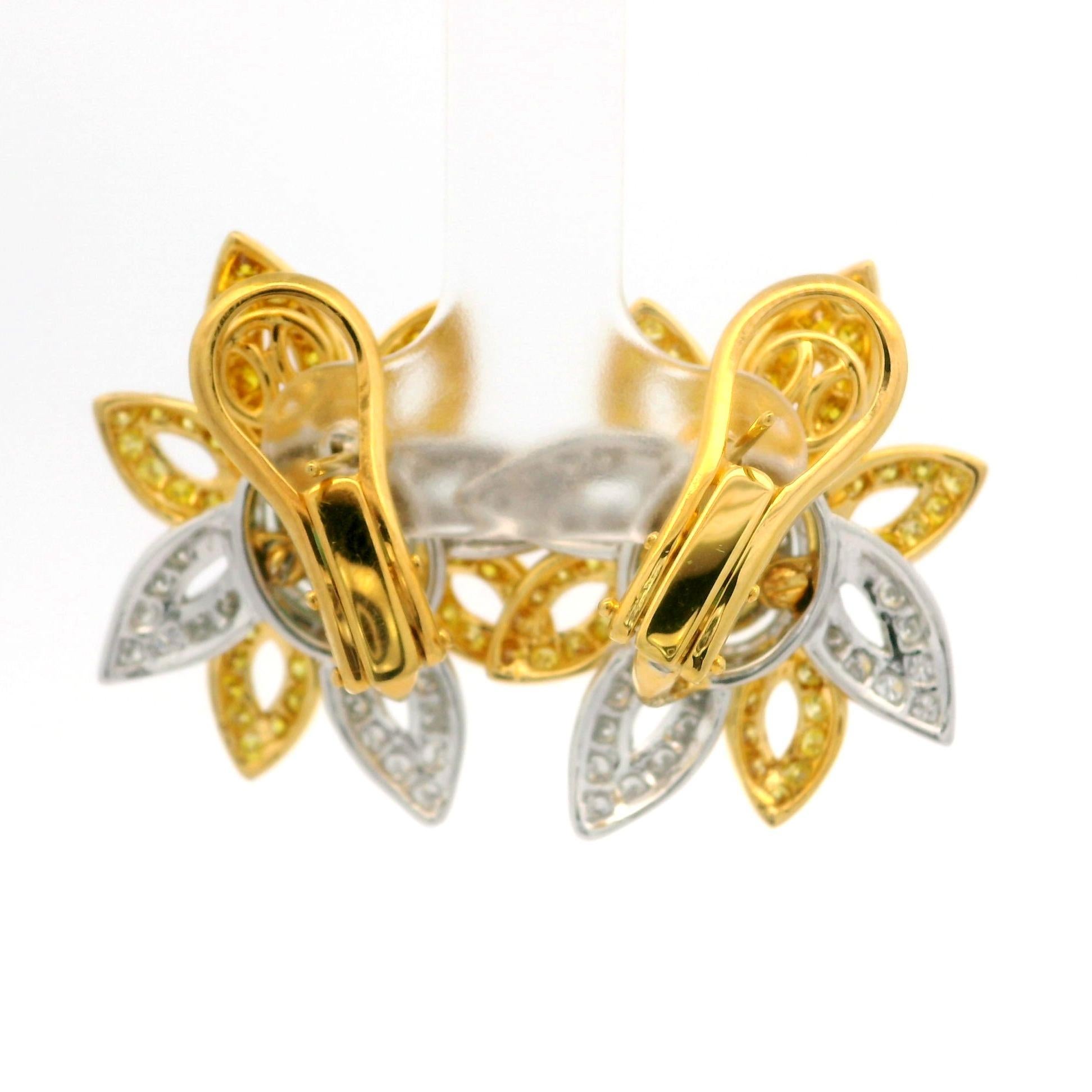Élégantes boucles d'oreilles fleur en platine et or avec émeraude de 6,12 carats certifiée GIA et diamants fantaisie en vente 3