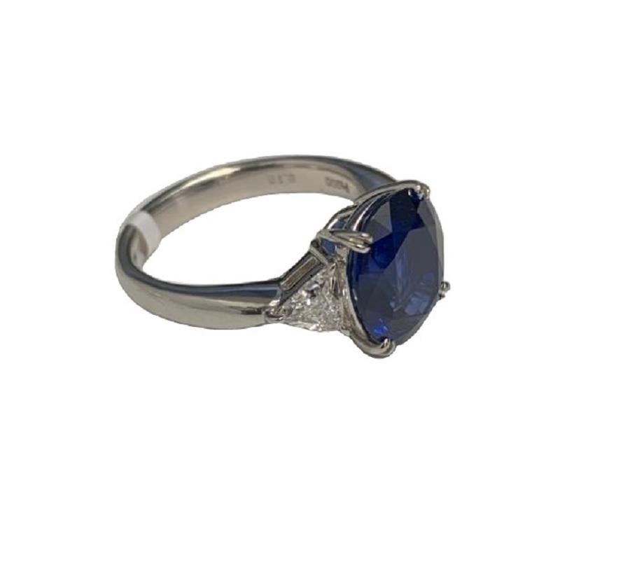 Oval Cut Elegant Platinum Ring 5.10 Carat Sapphire For Sale