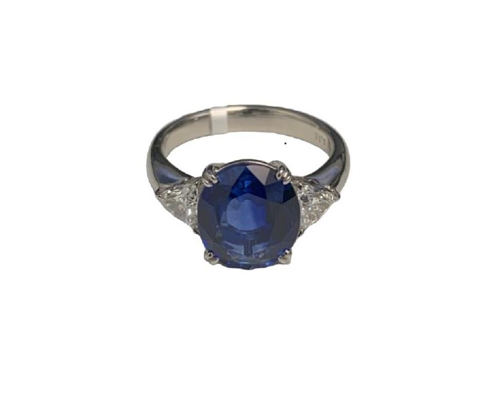 Elegant Platinum Ring 5.10 Carat Sapphire In New Condition For Sale In New York, NY