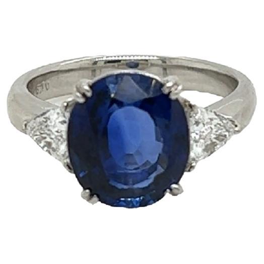 Elegant Platinum Ring 5.10 Carat Sapphire For Sale