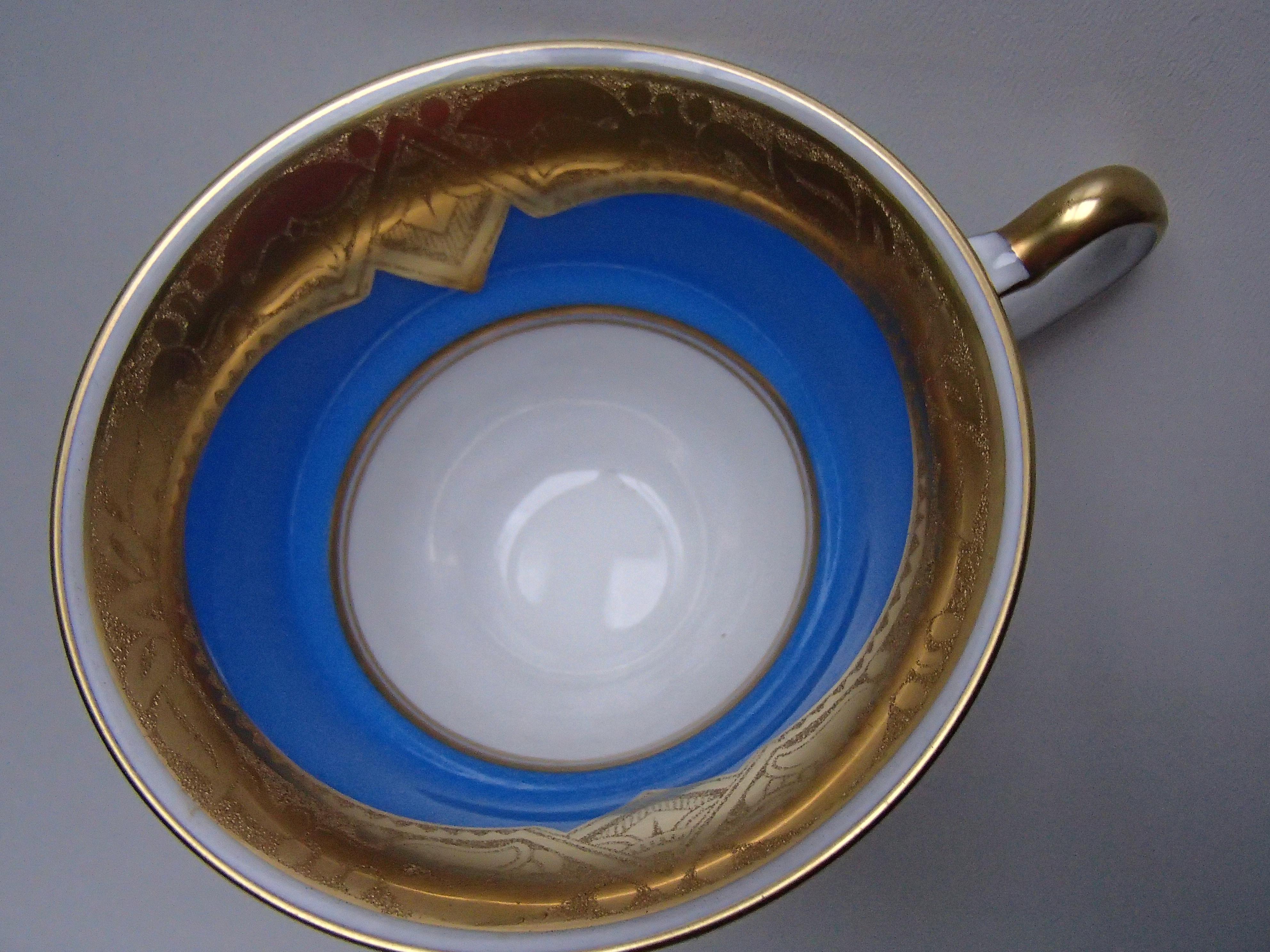 Elegant Porcelain Coffee Cup by Hutschenreuther Selb Bavaria Gold Plated In Good Condition For Sale In Weiningen, CH