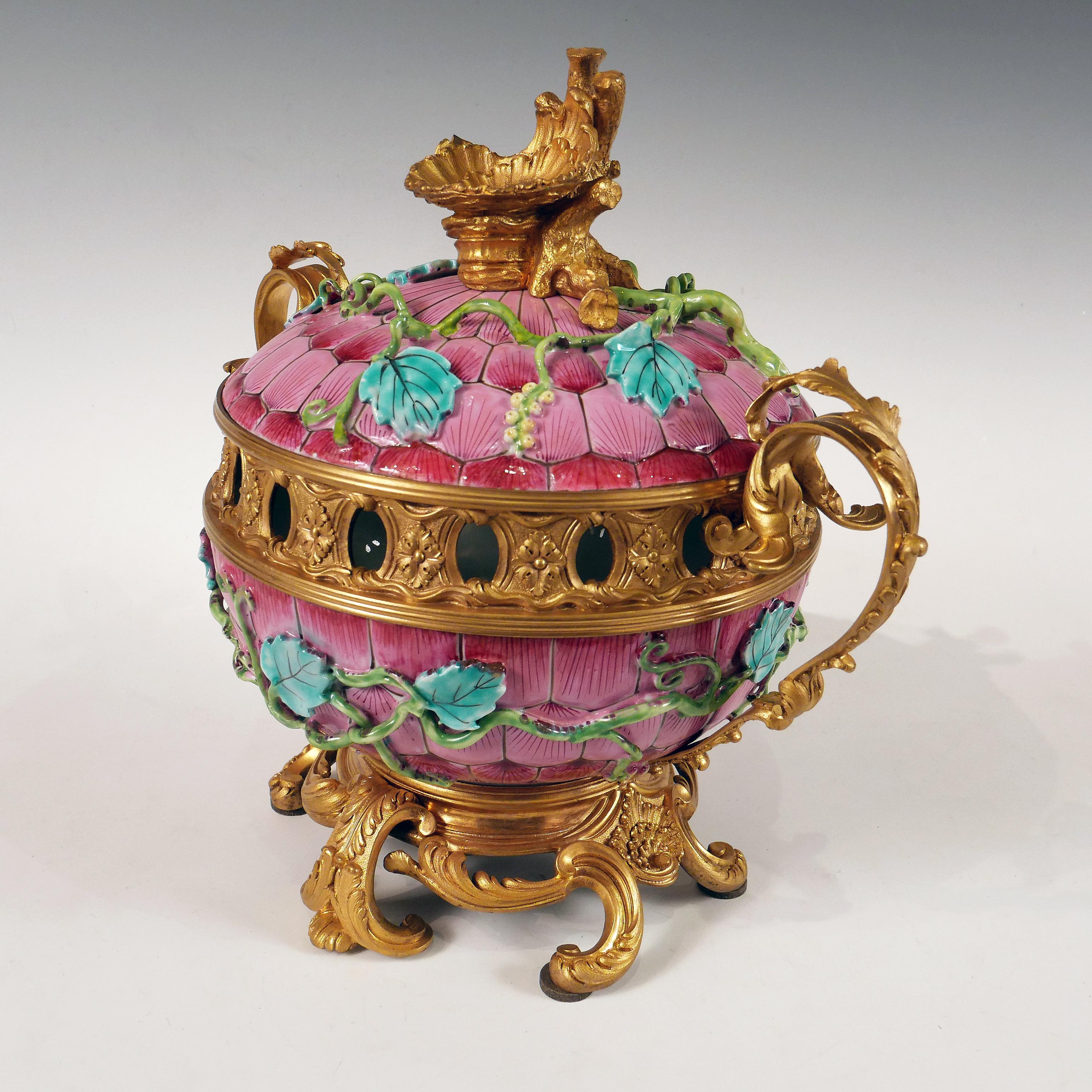 Louis XV Élégant pot-Pourri en porcelaine attribué à l'Escalier de Cristal, France, vers 1880 en vente