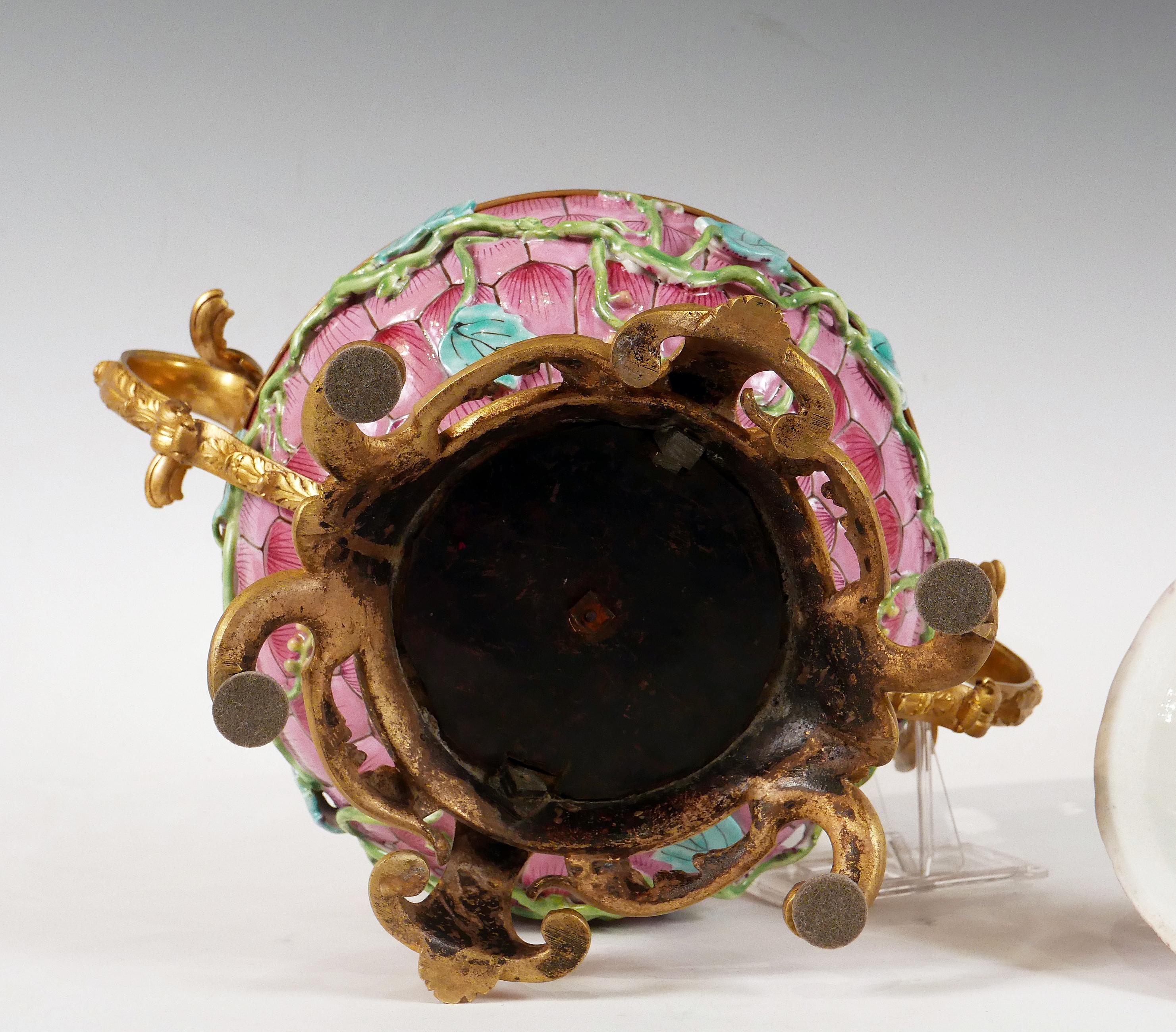 Fin du XIXe siècle Élégant pot-Pourri en porcelaine attribué à l'Escalier de Cristal, France, vers 1880 en vente