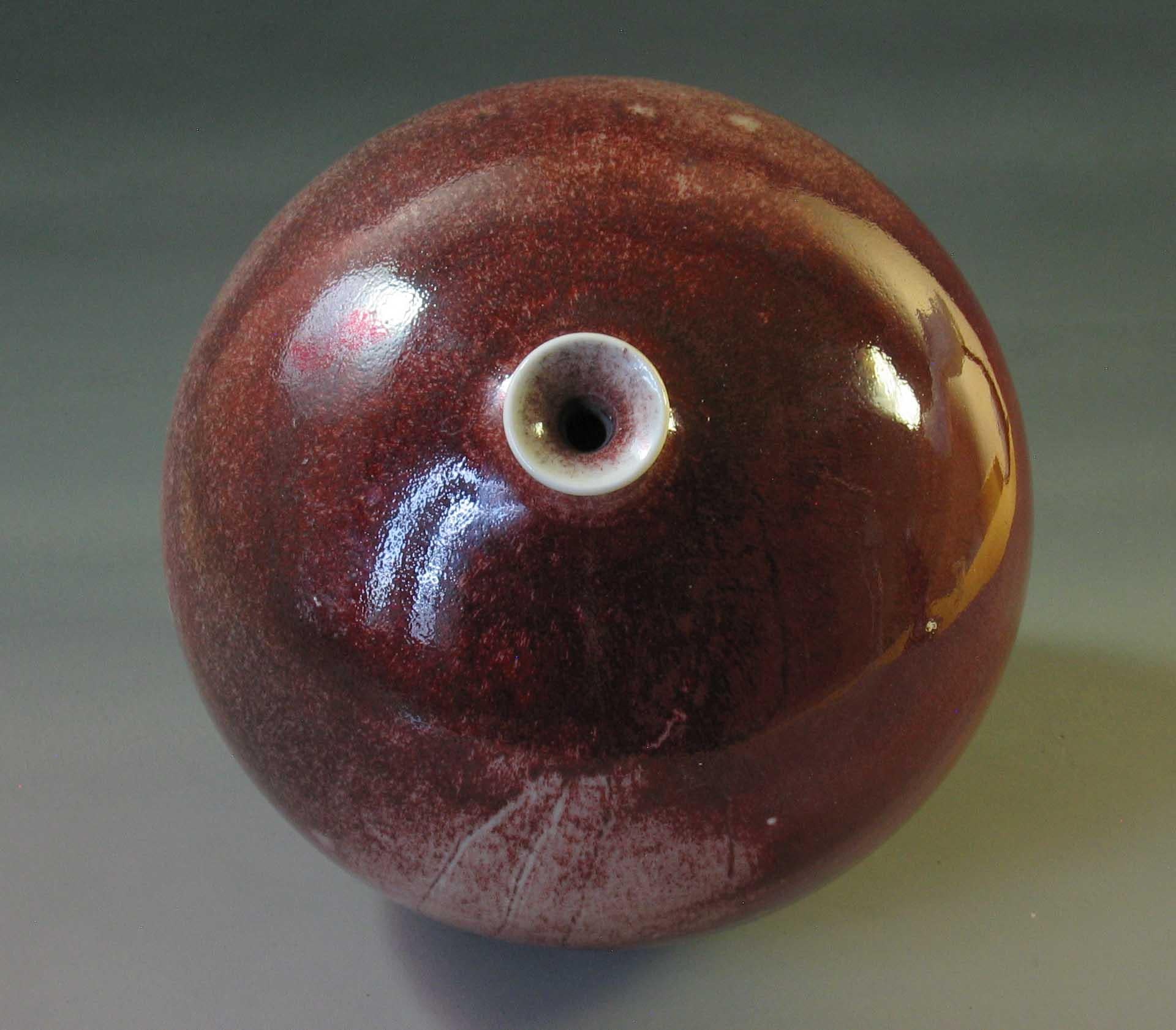 Sculpté à la main Élégant pot à herbes en porcelaine en glaçure cuivrée rouge pêche rare en vente